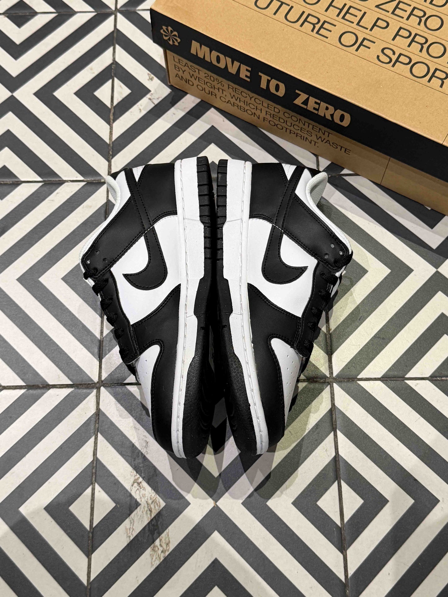 Dunk low Panda Next Nature (Taille 38,5)