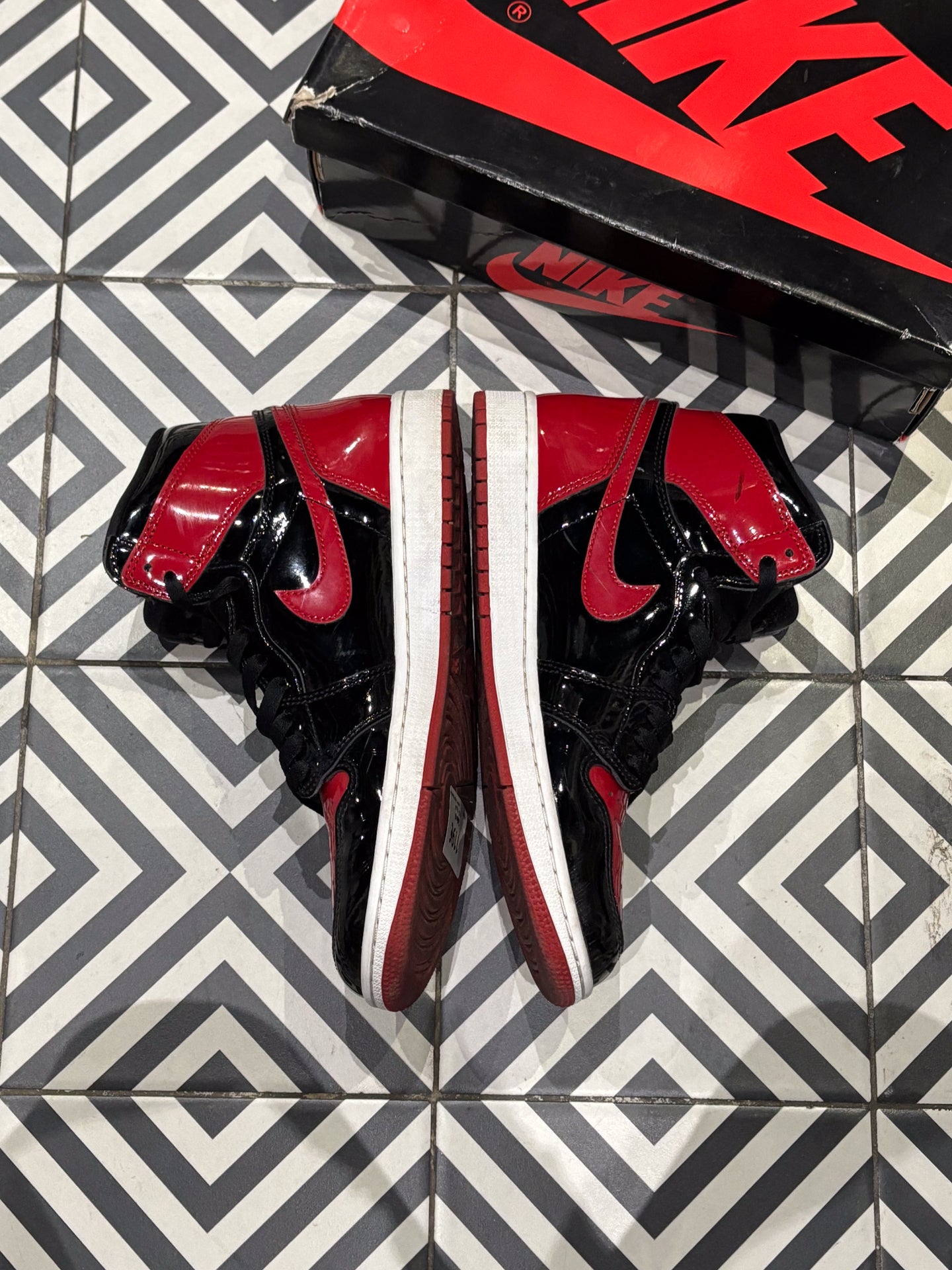 Jordan 1 High Patent Bred (Taille 43)