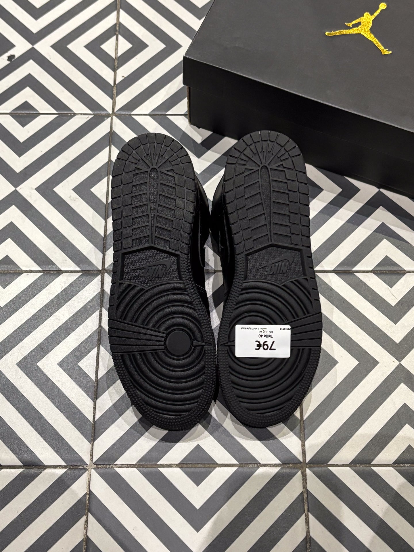 Jordan 1 Mid Triple Black (Taille 40)