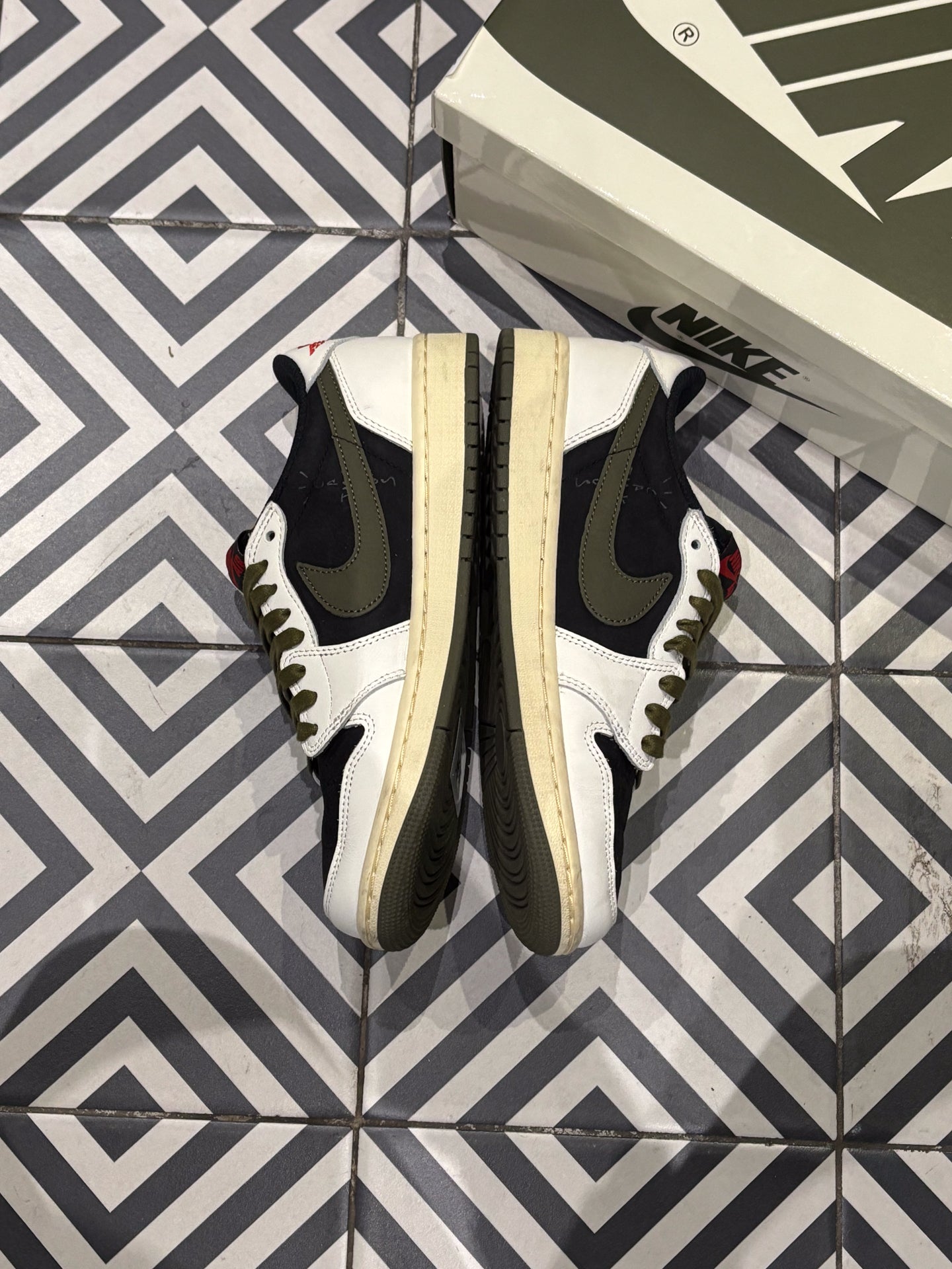 Jordan 1 Low Travis Scott Olive (Taille 39)