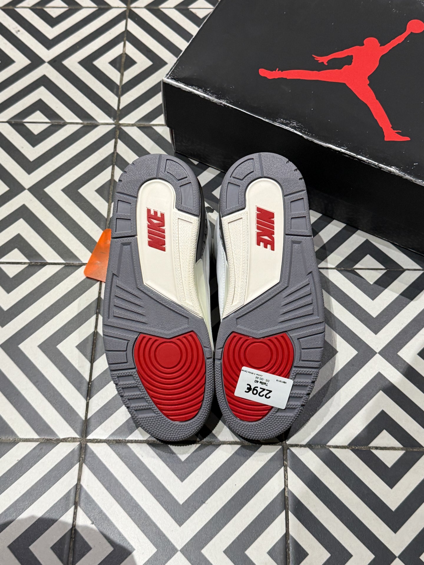 Jordan 3 White Cement (Taille 40)