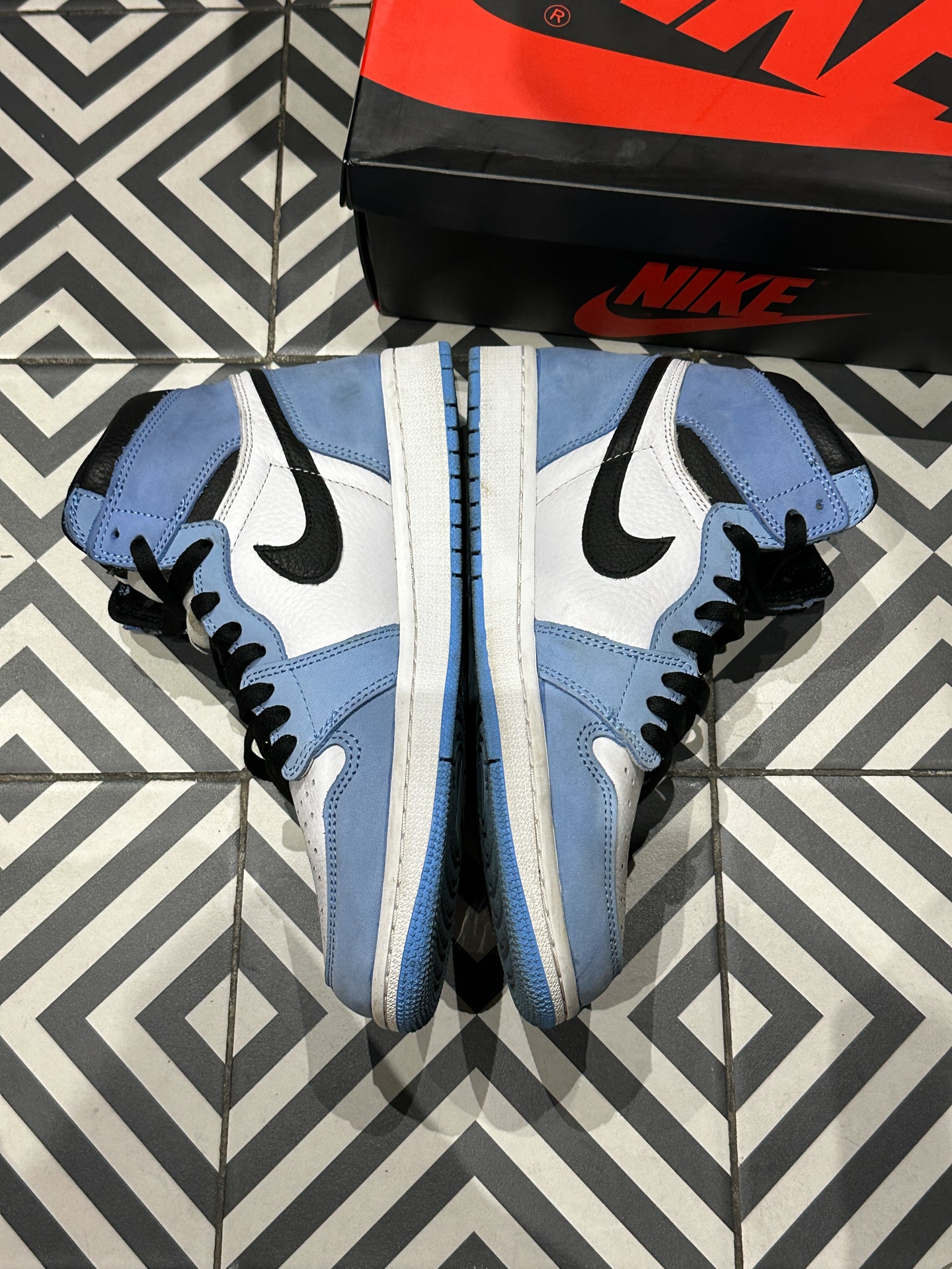 Jordan 1 High University Blue (Taille 43)
