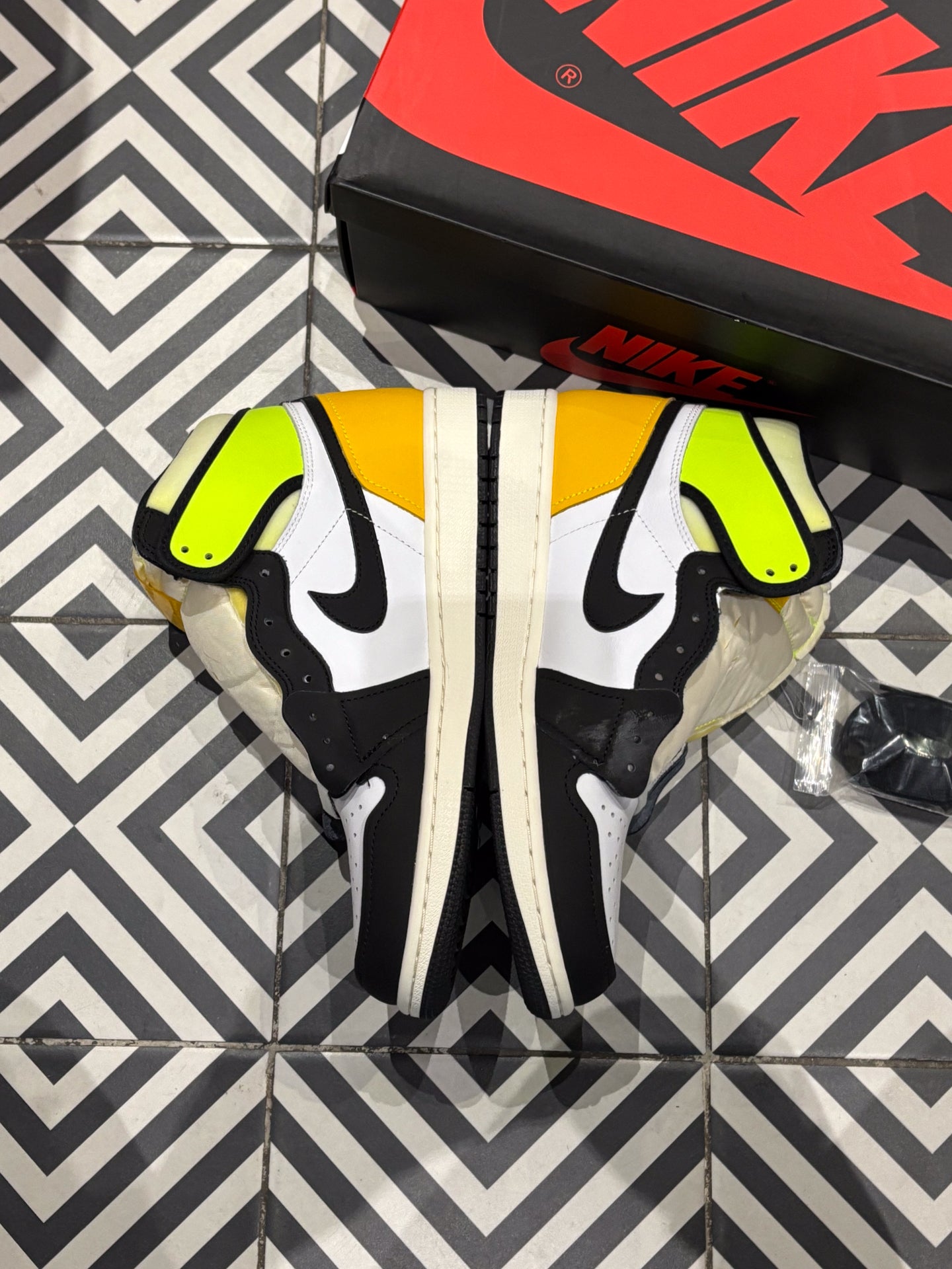 JORDAN 1 HIGH Volt (Taille 44)