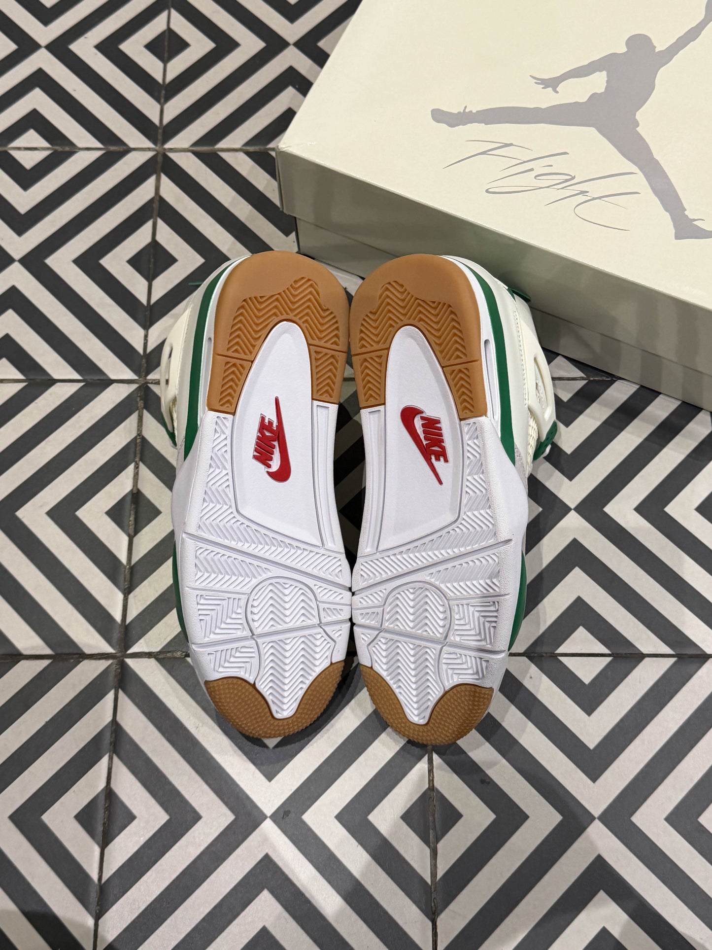 Jordan 4 SB Pine Green (Taille 42)