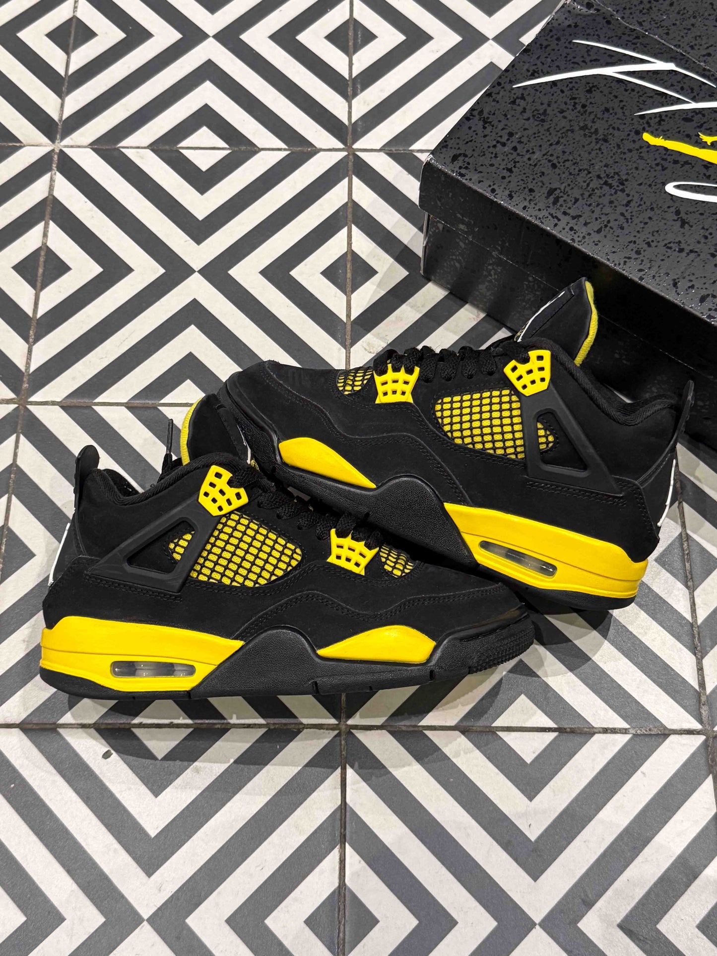 Jordan 4 Thunder (Taille 38)