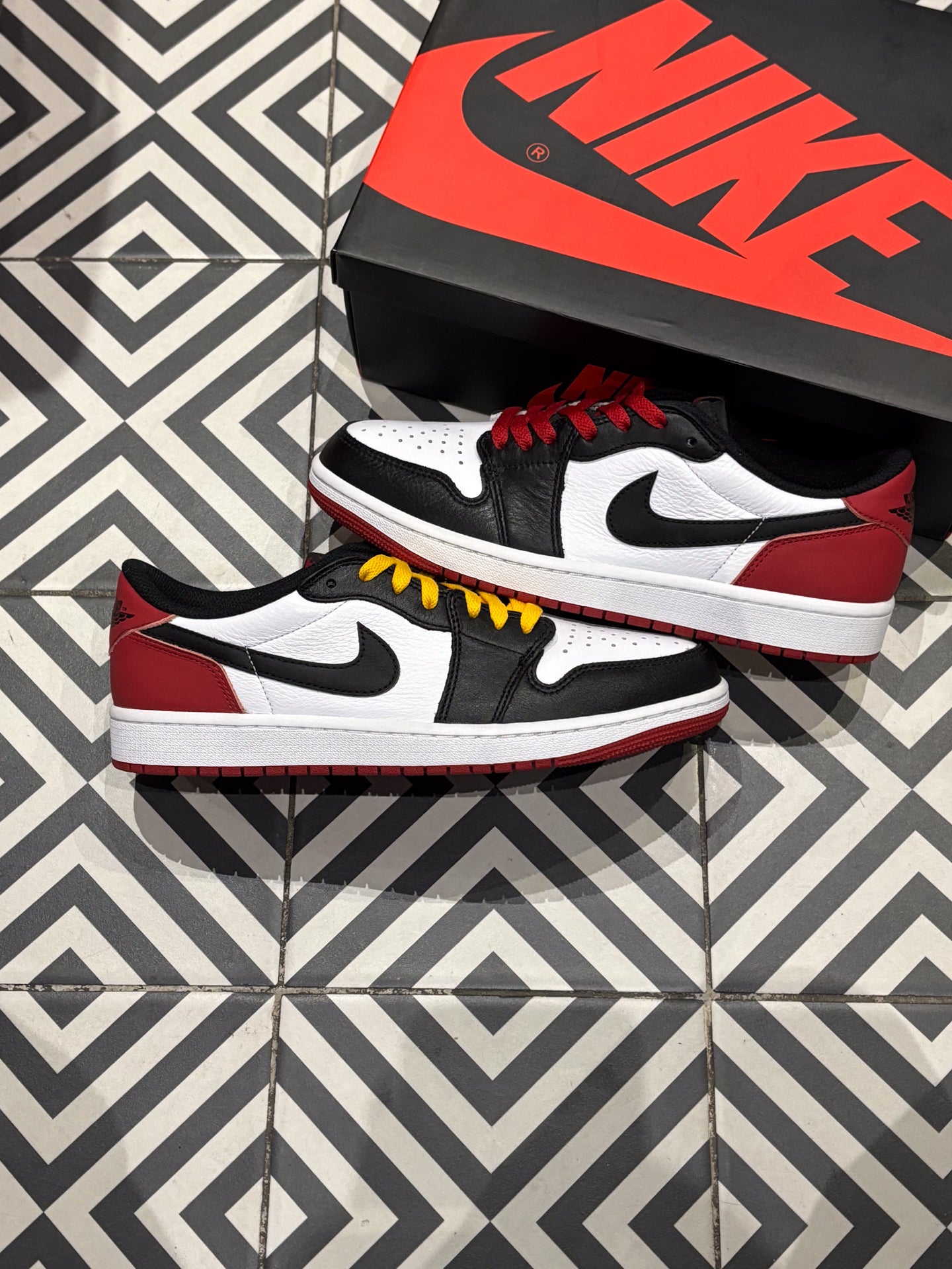 Jordan 1 Low Black Toe (Taille 42,5)