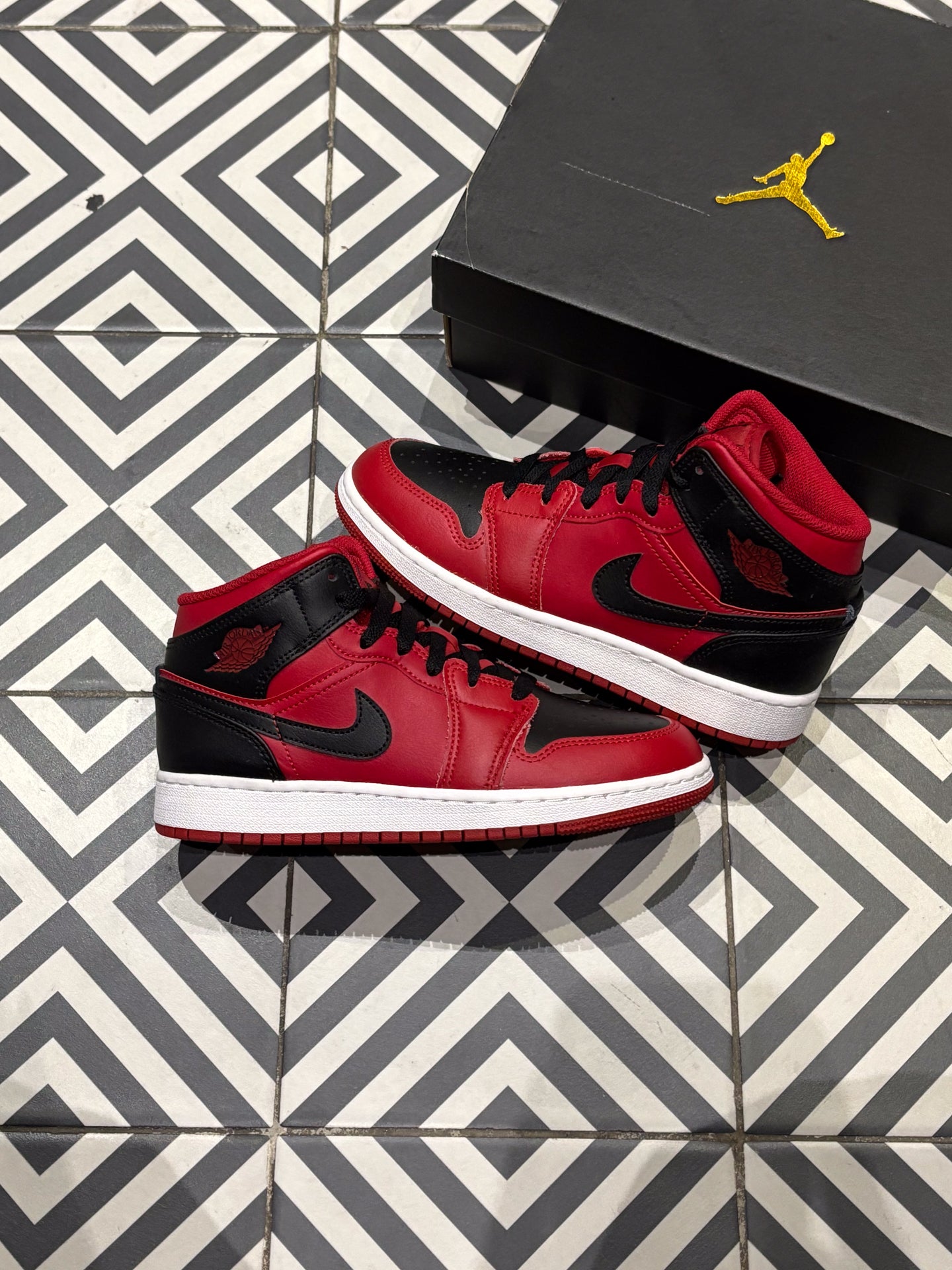 Jordan 1 Mid Gym Red Black (Taille 36)