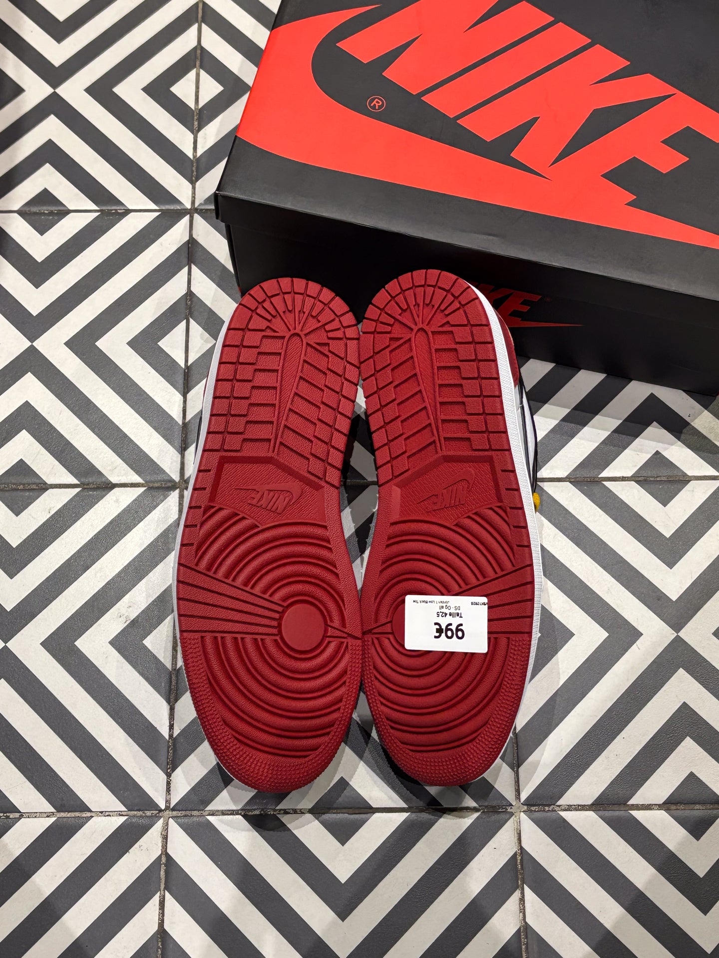 Jordan 1 Low Black Toe (Taille 42,5)