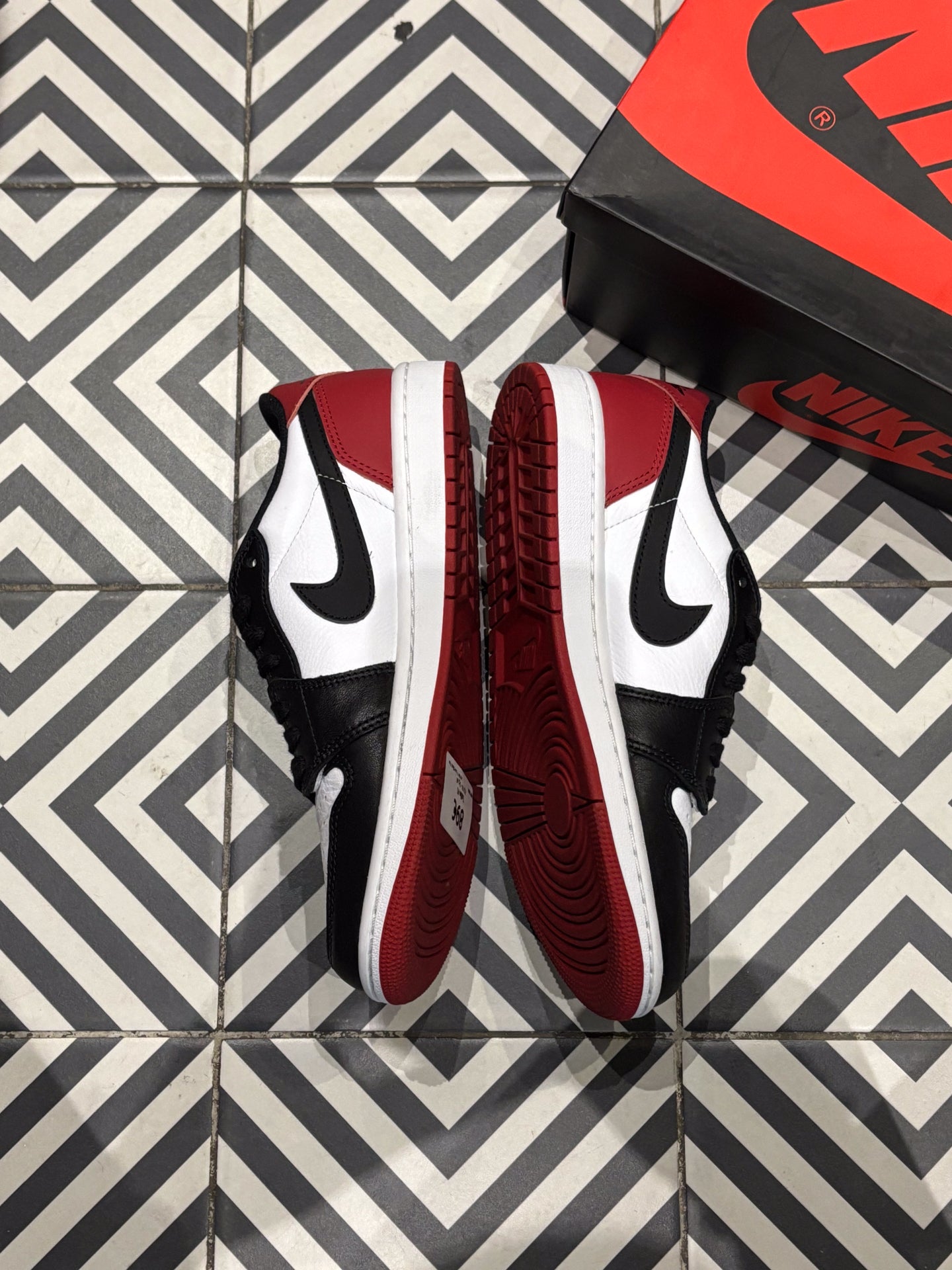 Jordan 1 Low Black Toe (Taille 41)