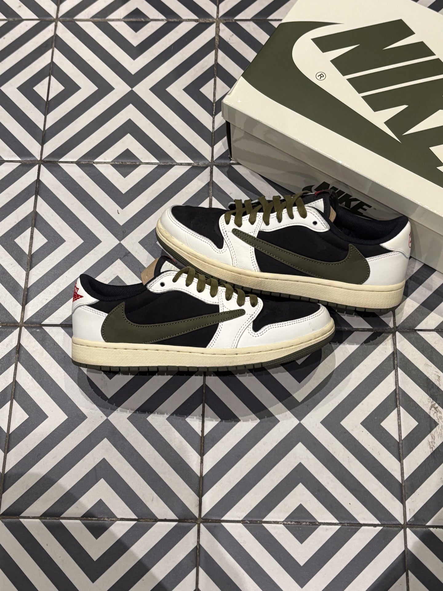 Jordan 1 Low Travis Scott Olive (Taille 39)