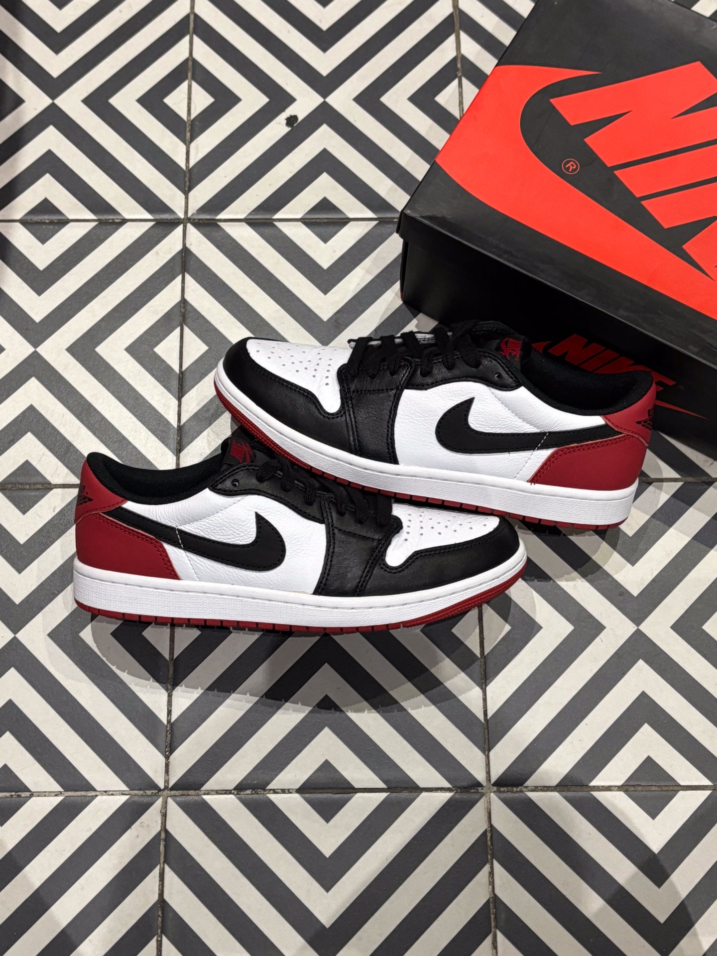 Jordan 1 Low Black Toe (Taille 41)