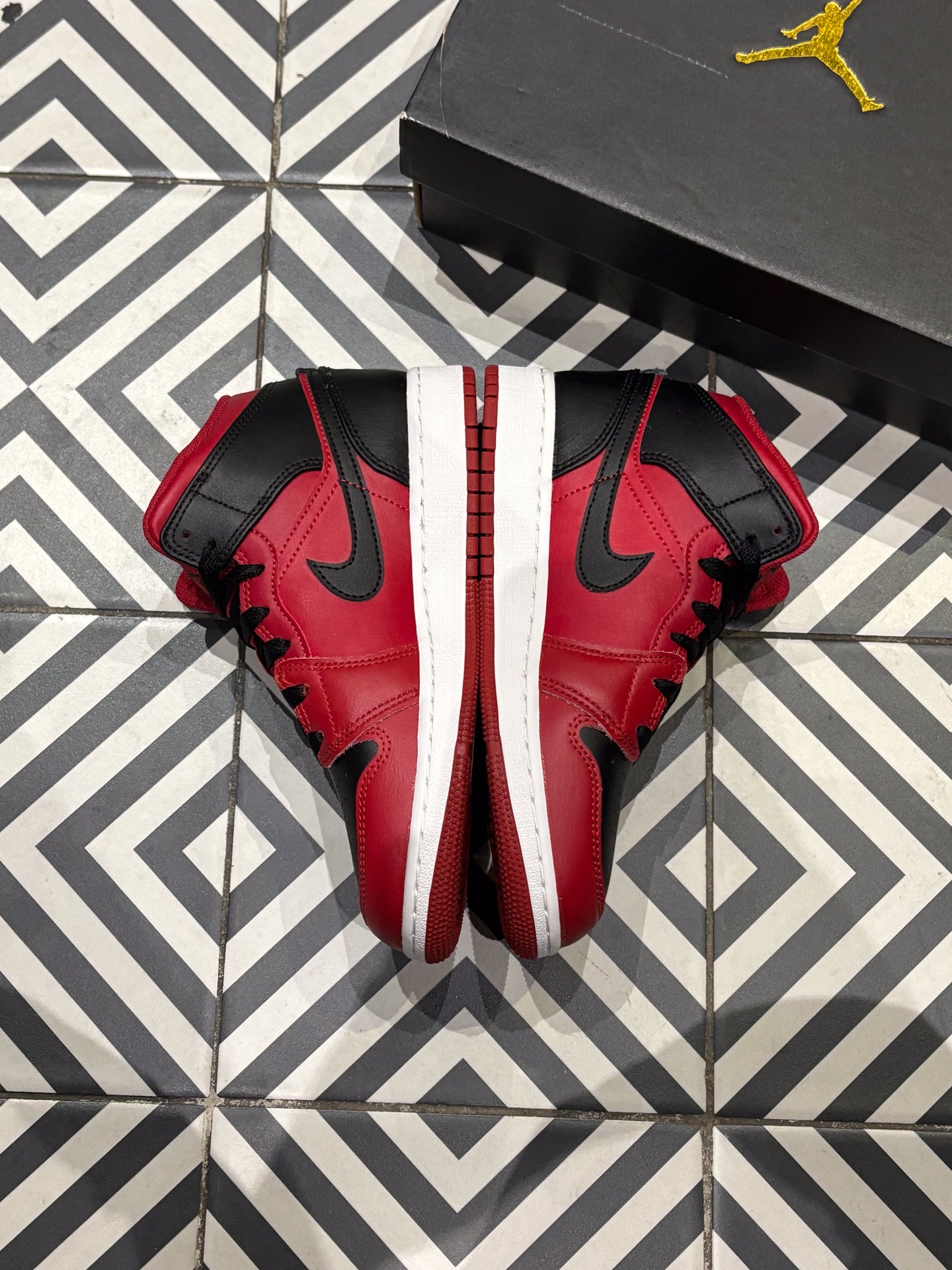 Jordan 1 Mid Gym Red Black (Taille 36)