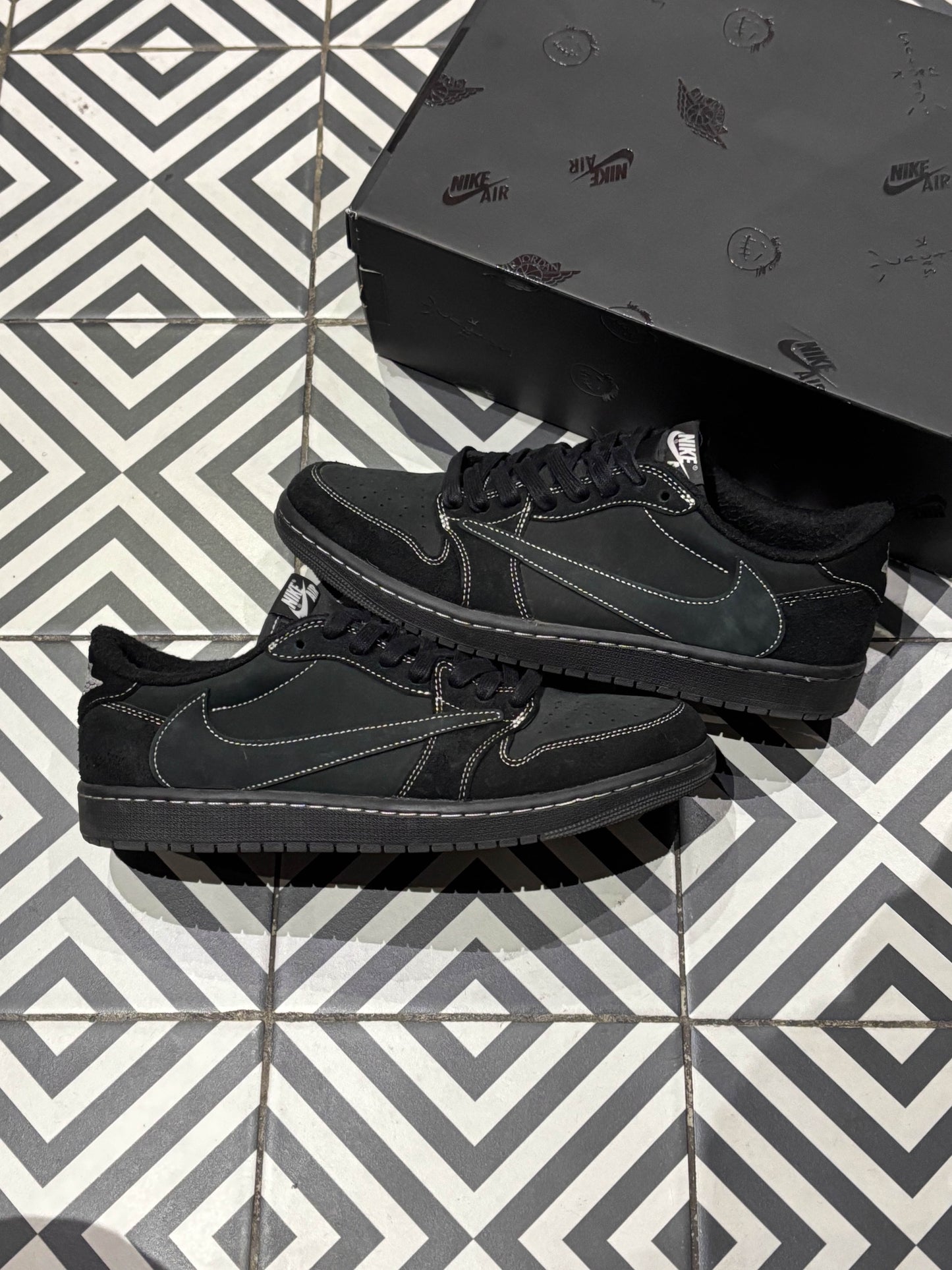 Jordan 1 Low Travis Scott Phantom Black (Taille 45)