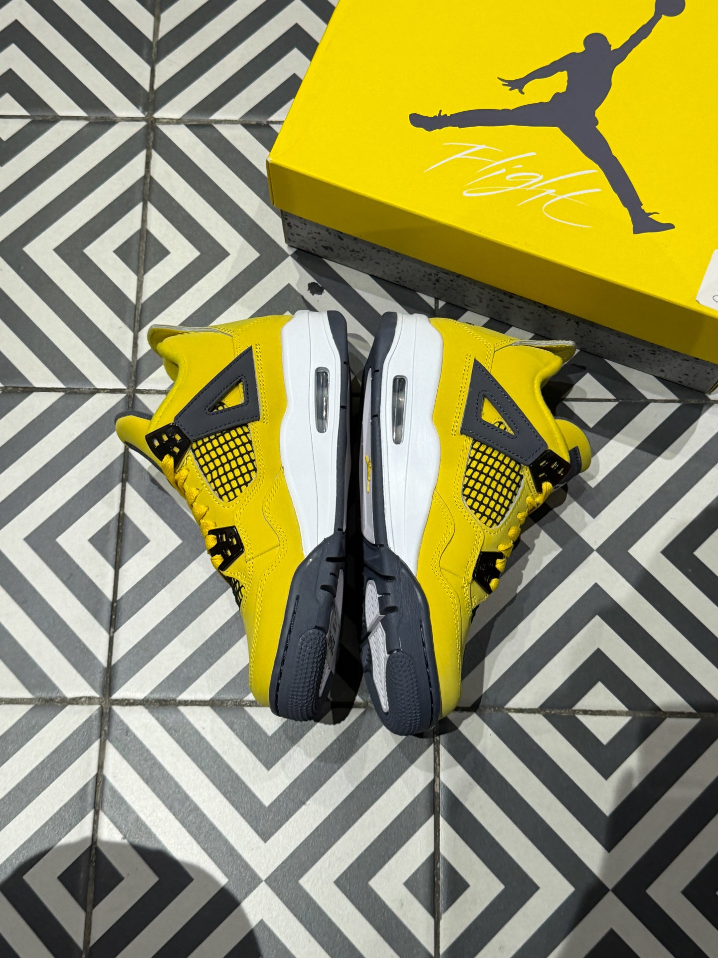 JORDAN 4 Lightning (Taille 36,5)