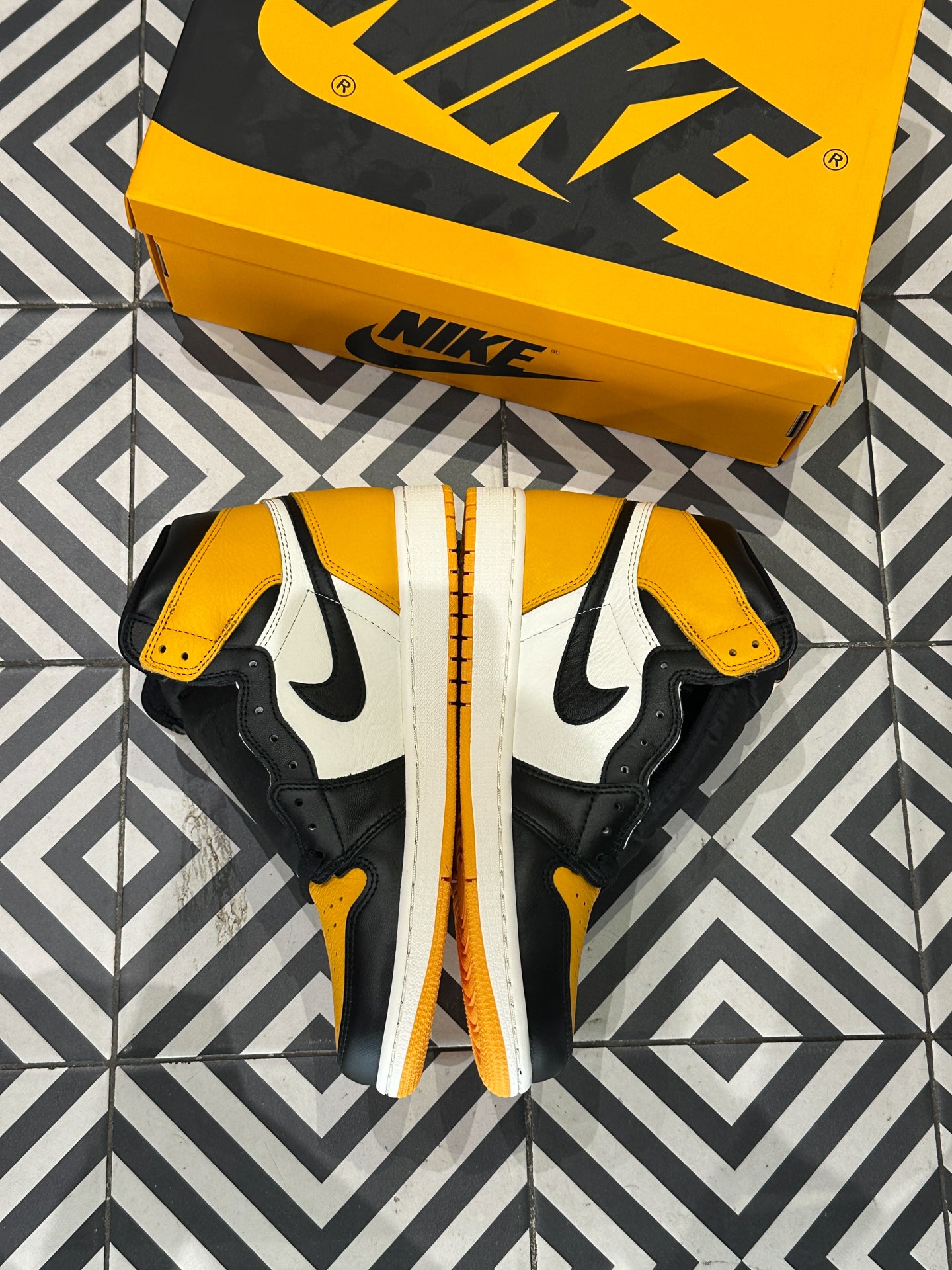 Jordan 1 High Taxi (Taille 40)