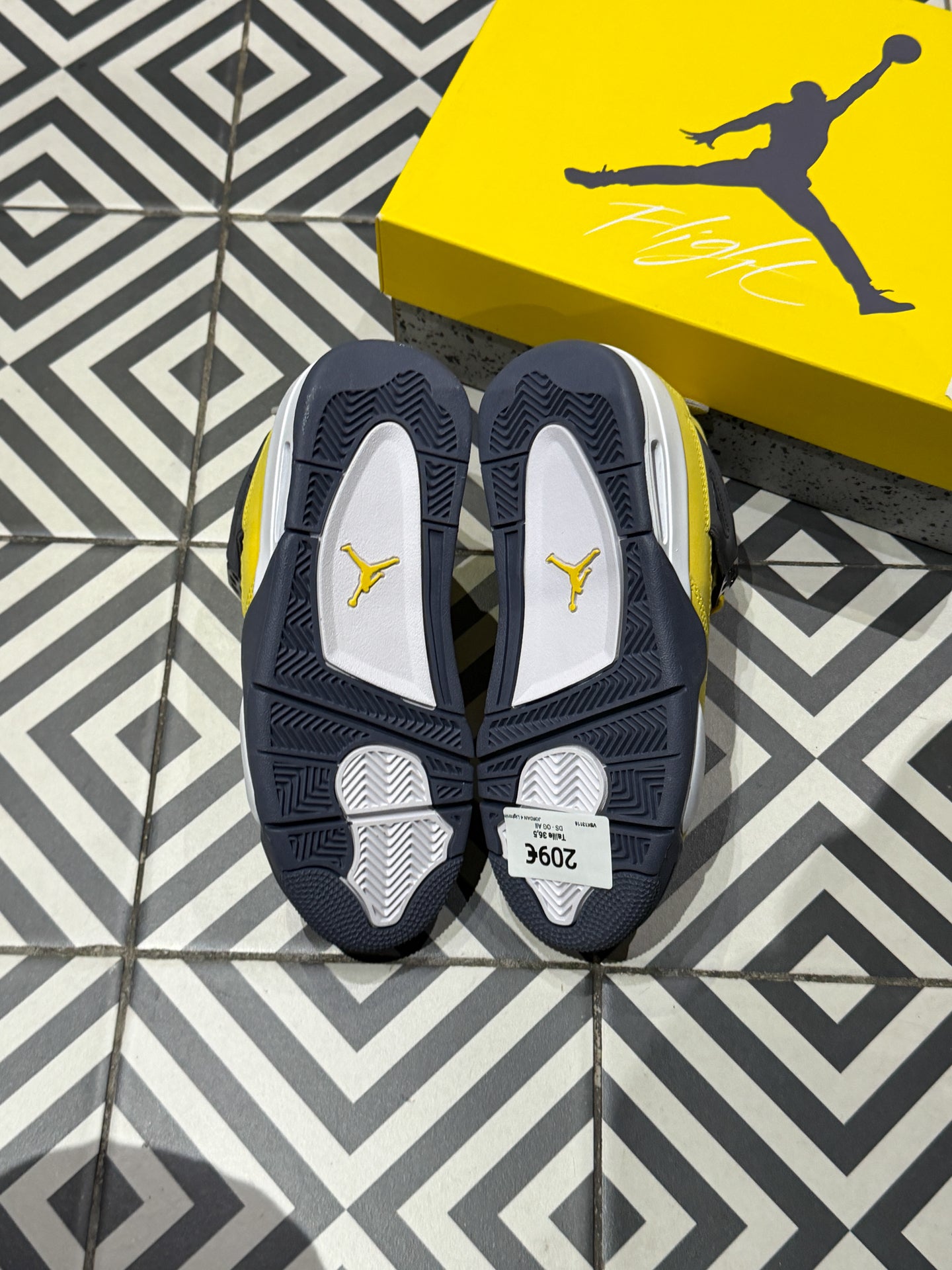 JORDAN 4 Lightning (Taille 36,5)