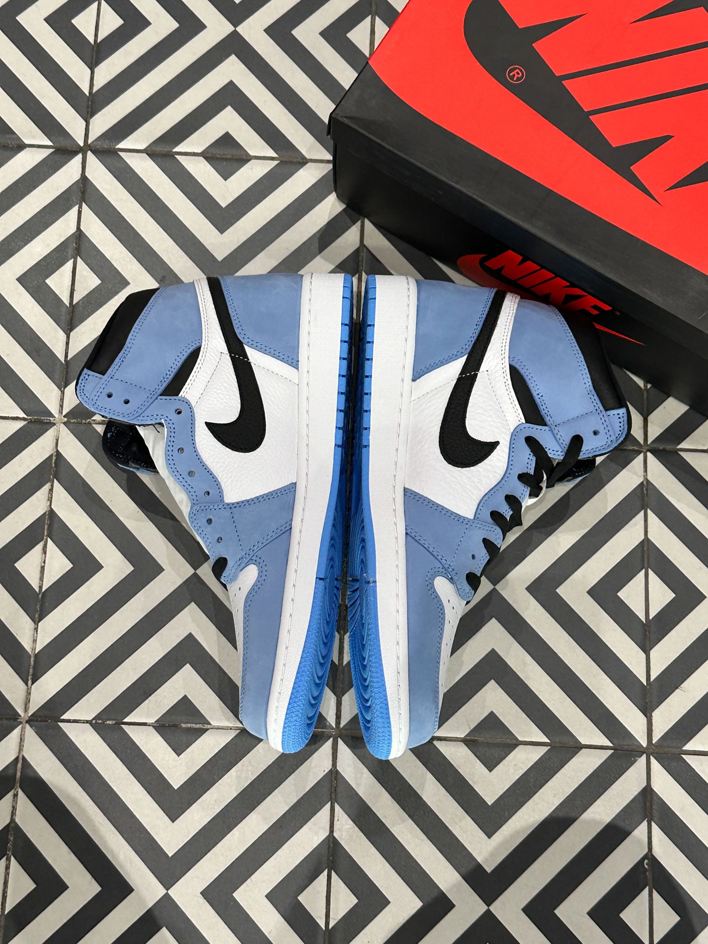 Jordan 1 High University Blue (Taille 38,5)