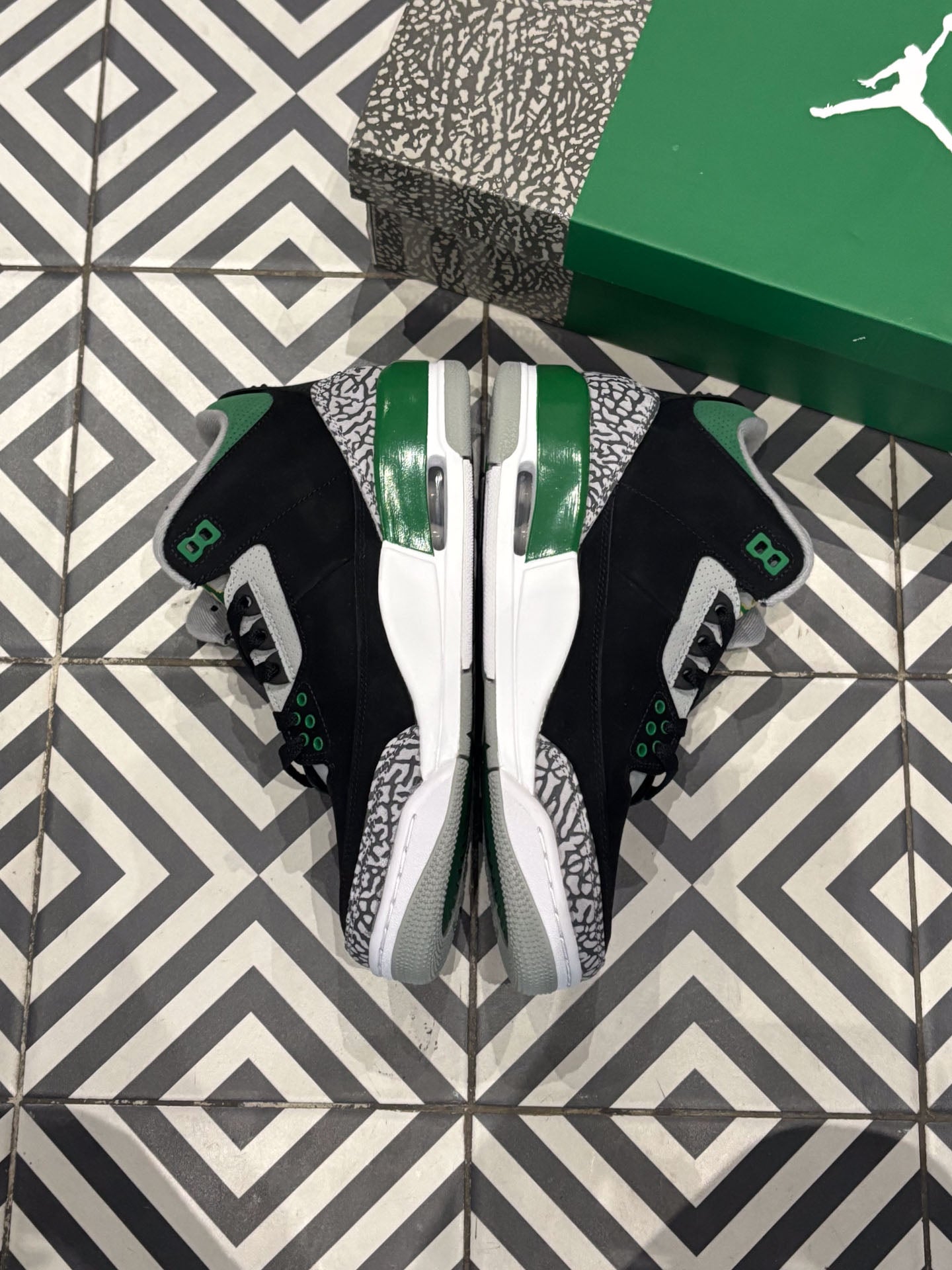 Jordan 3 Pine Green (Taille 42)