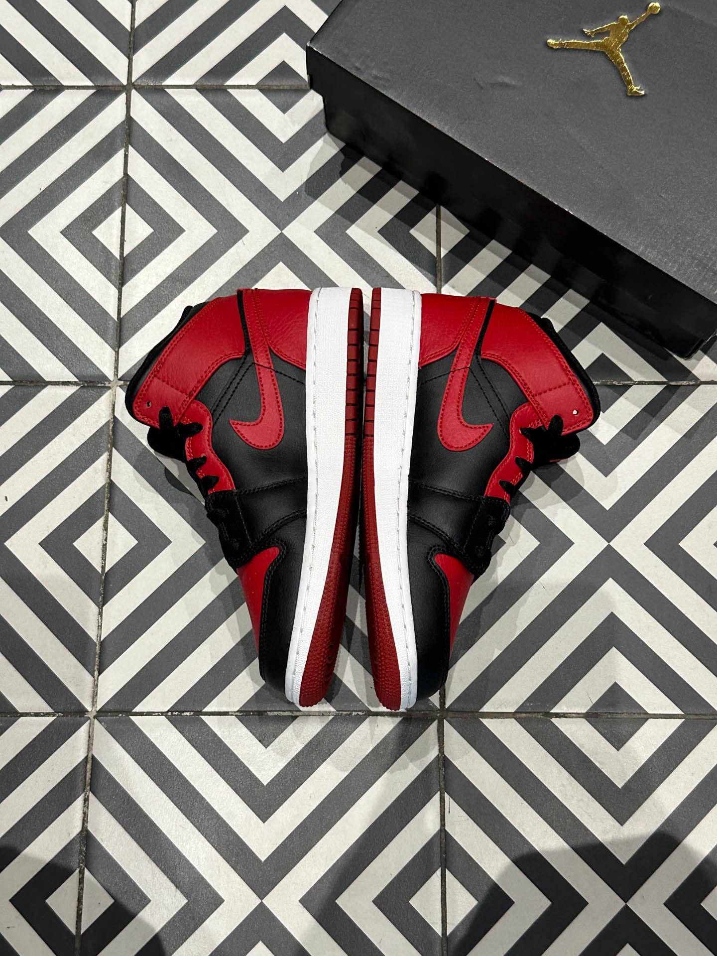 Jordan 1 Mid Bred GS (Taille 36,5)