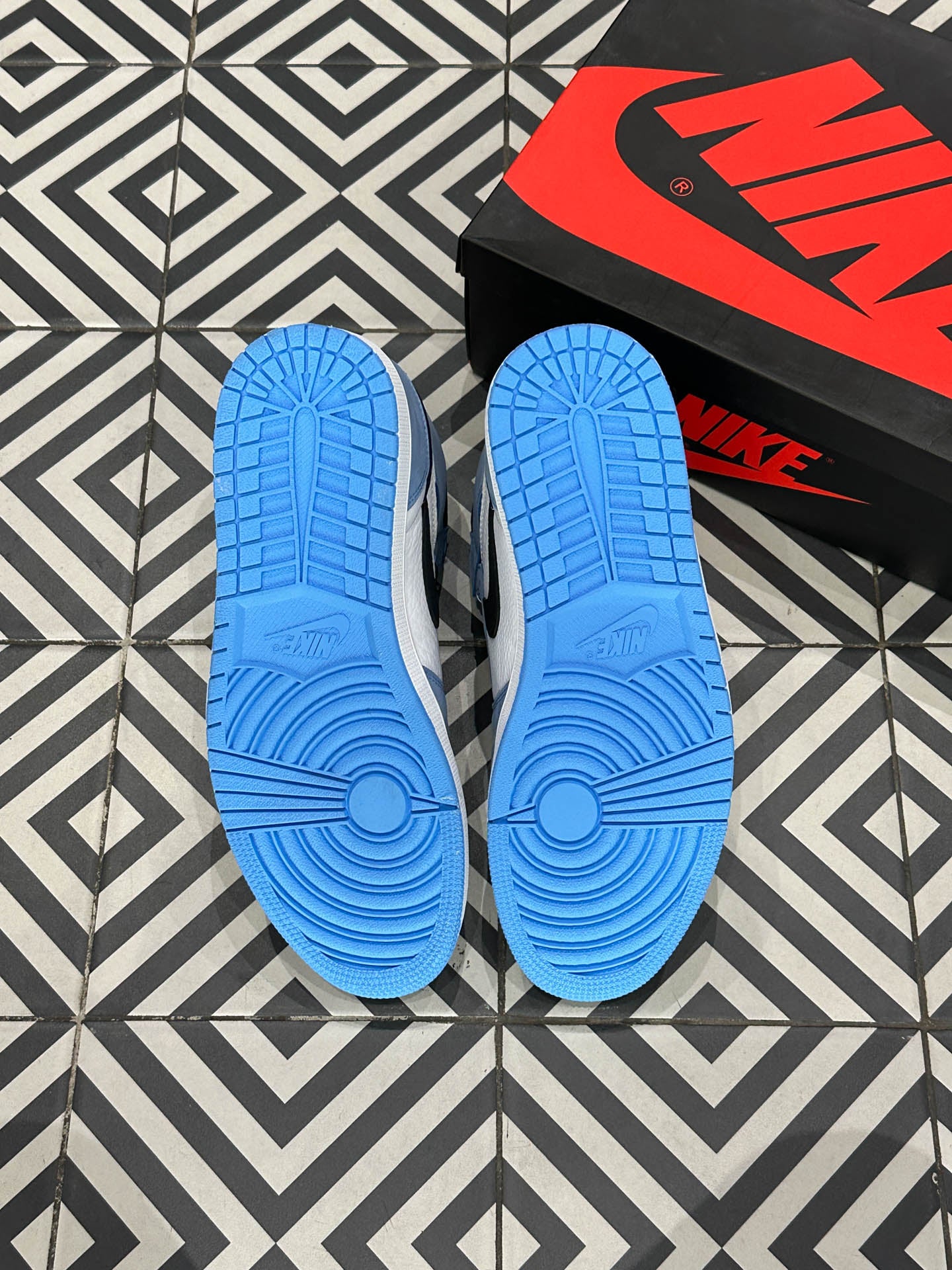 Jordan 1 High University Blue (Taille 38,5)