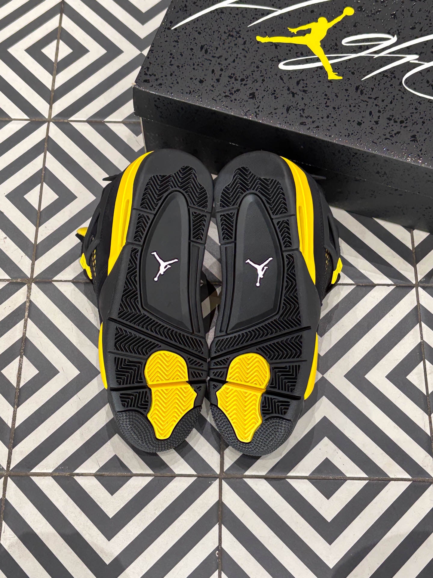 Jordan 4 Thunder (Taille 40,5)