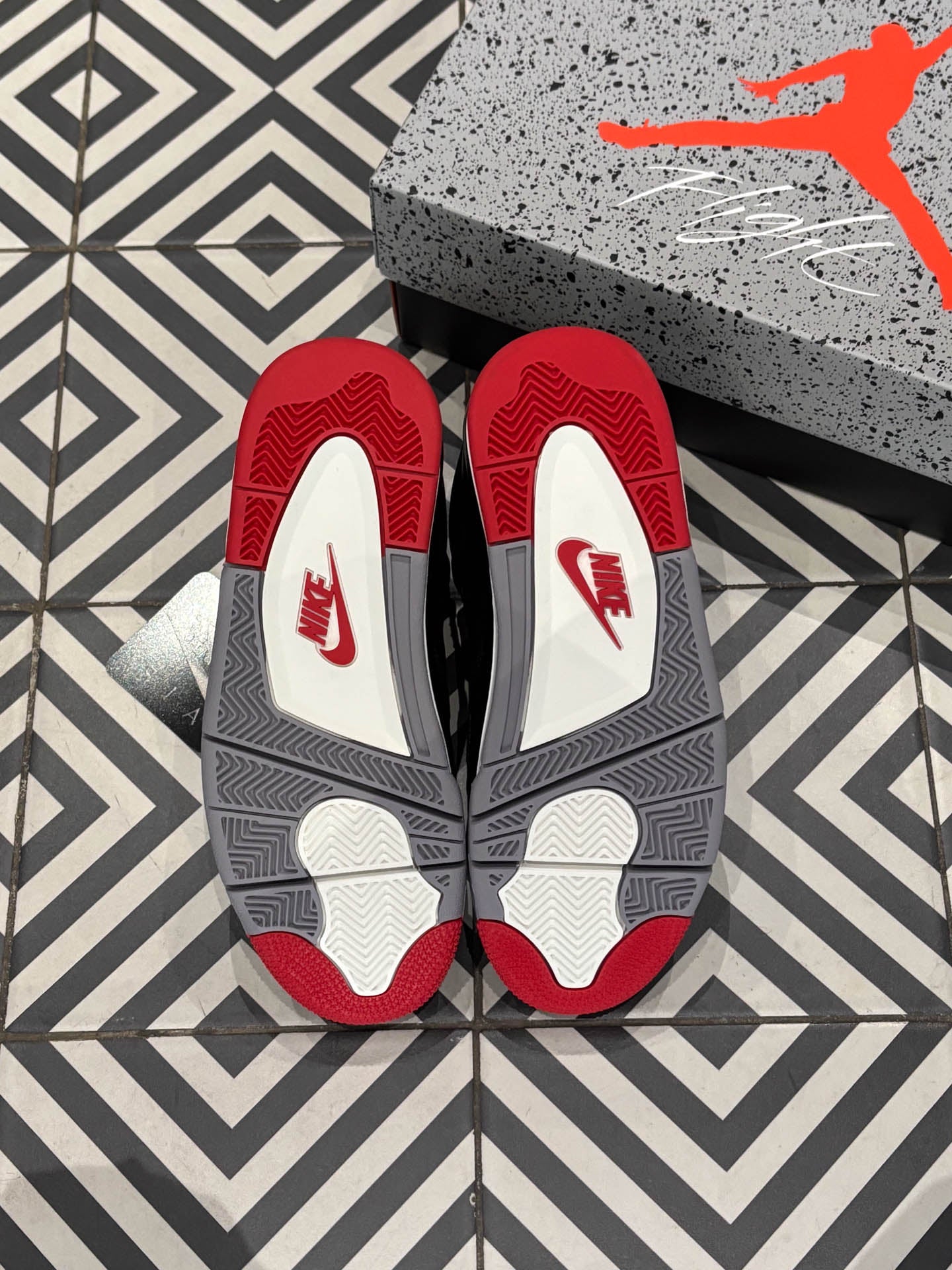 Jordan 4 bred Reimagined (Taille 40,5)