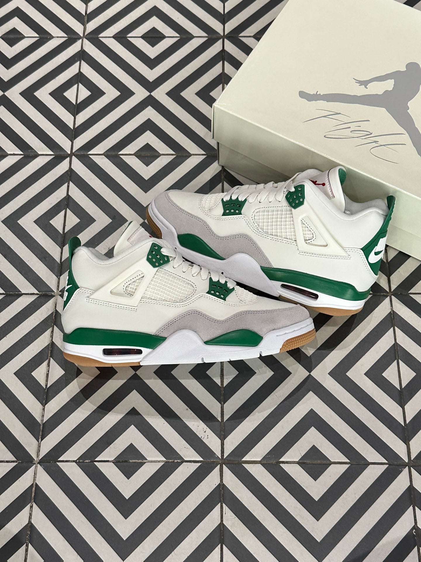 Jordan 4 SB Pine Green (Taille 38,5)
