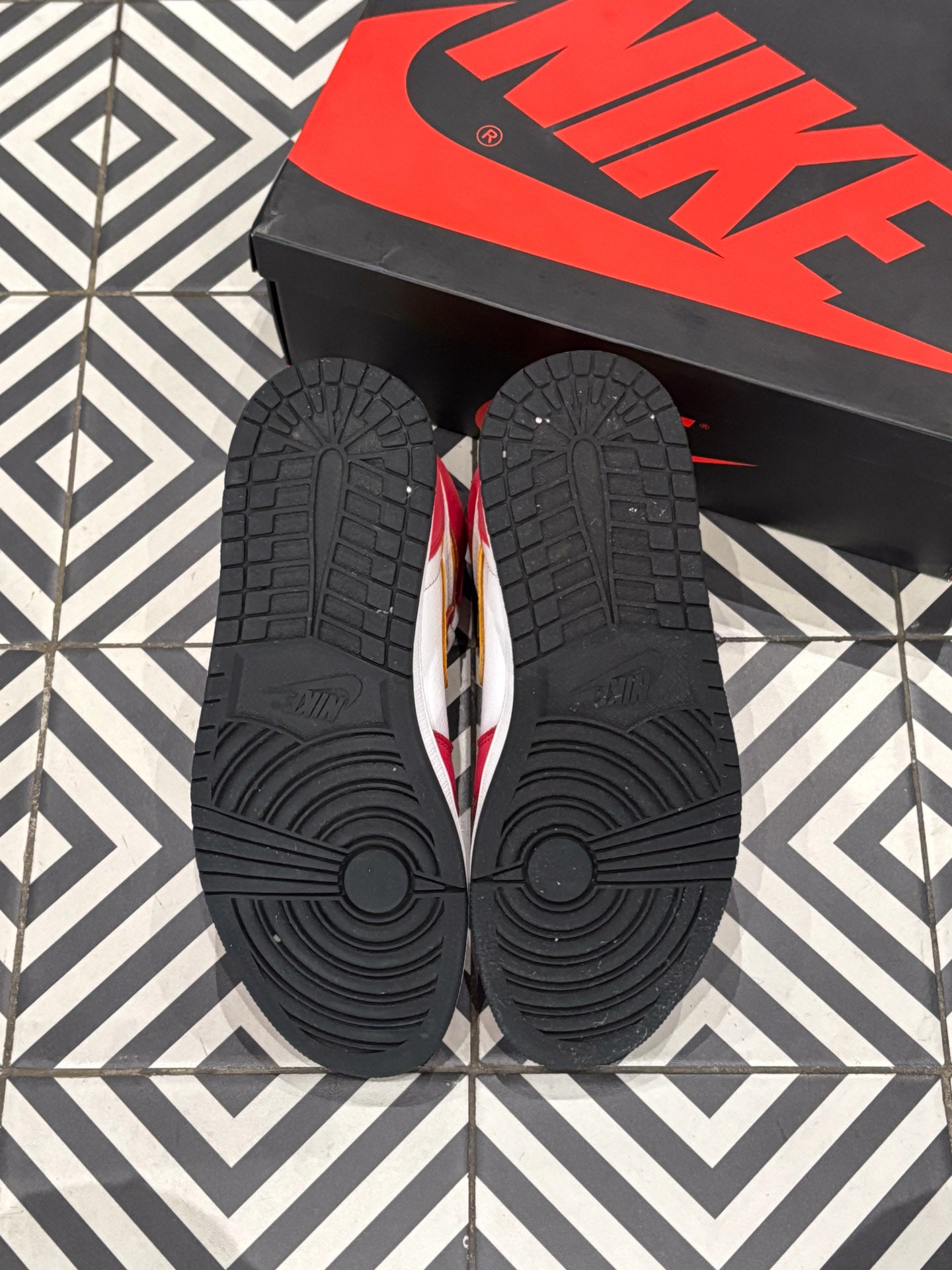 Jordan 1 high Fusion Red (Taille 44)