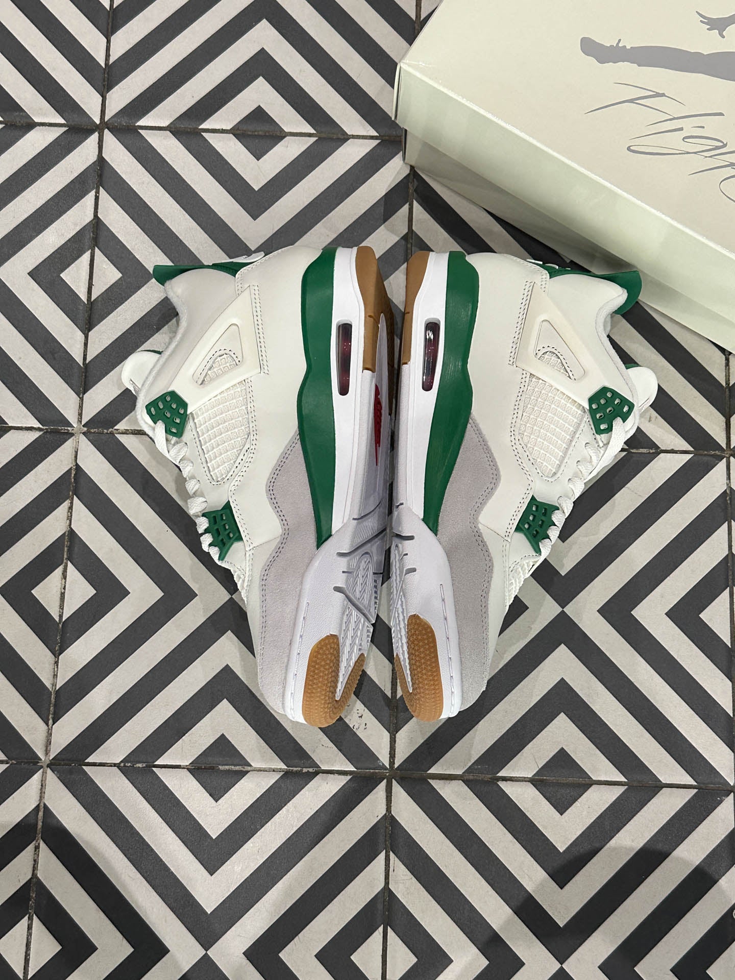 Jordan 4 SB Pine Green (Taille 38,5)