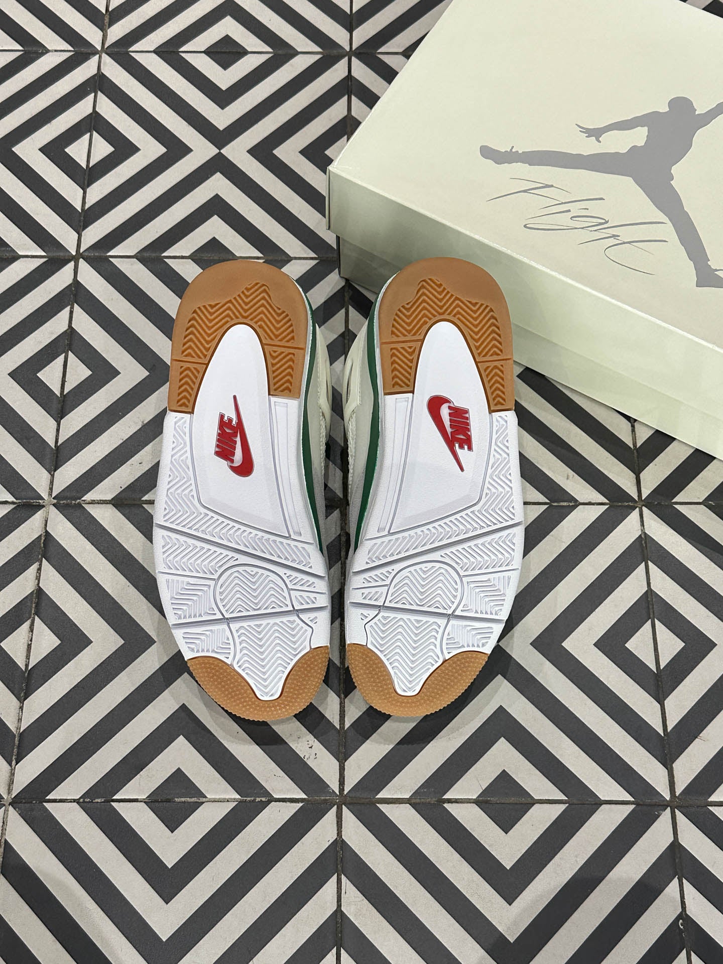 Jordan 4 SB Pine Green (Taille 38,5)