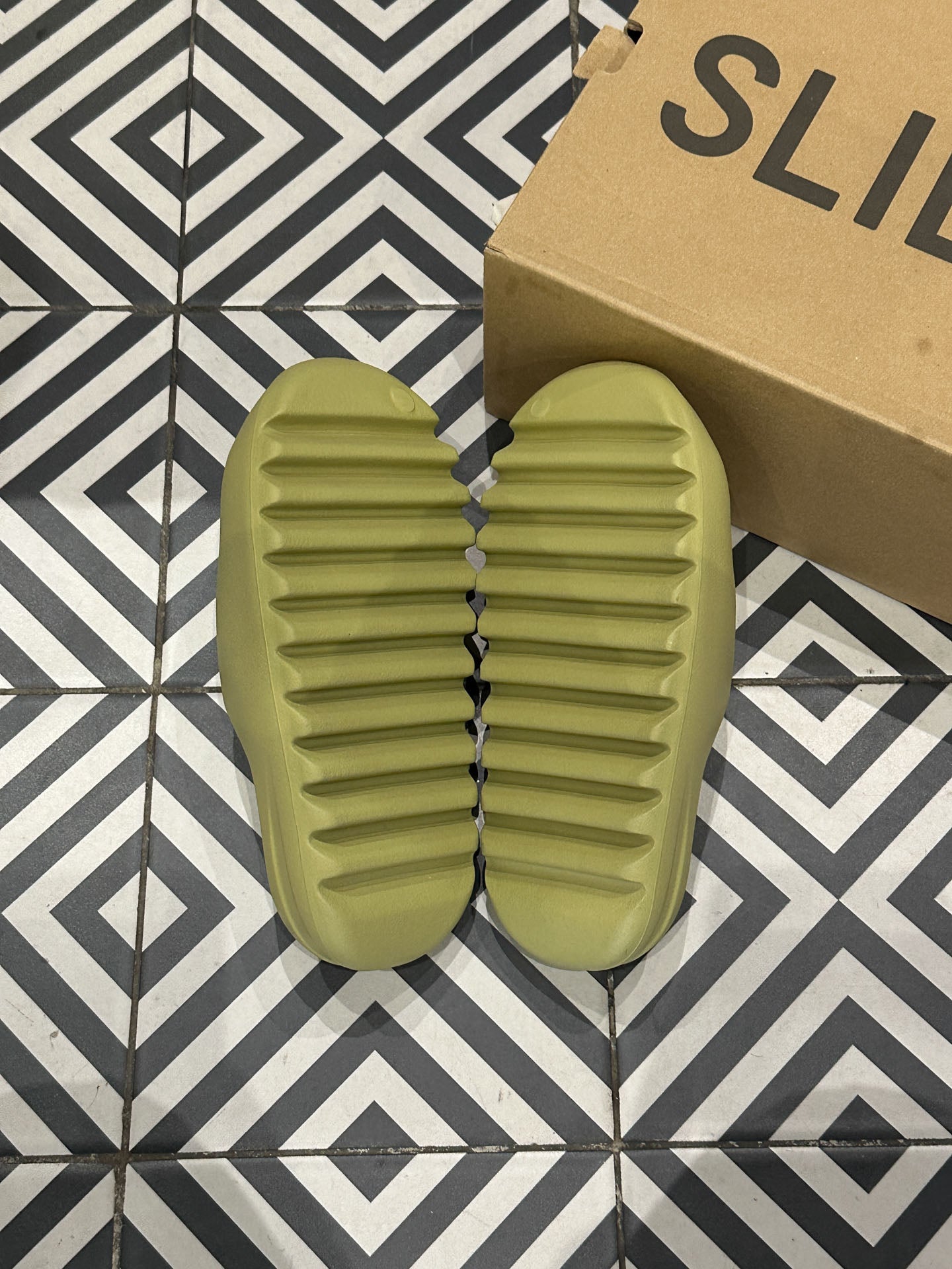 Yeezy Slide Resin (Taille 40,5)
