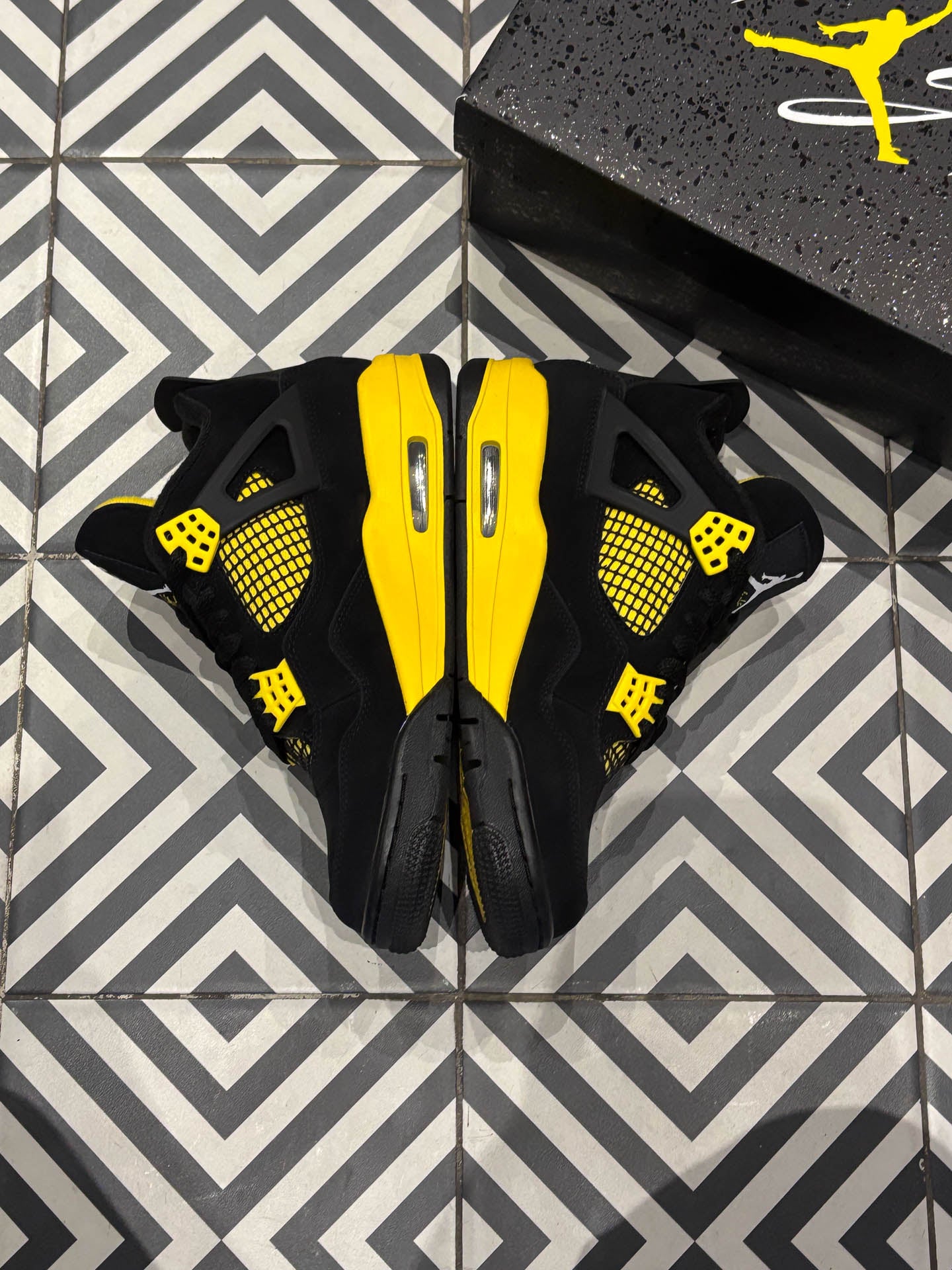 Jordan 4 Thunder (Taille 39)
