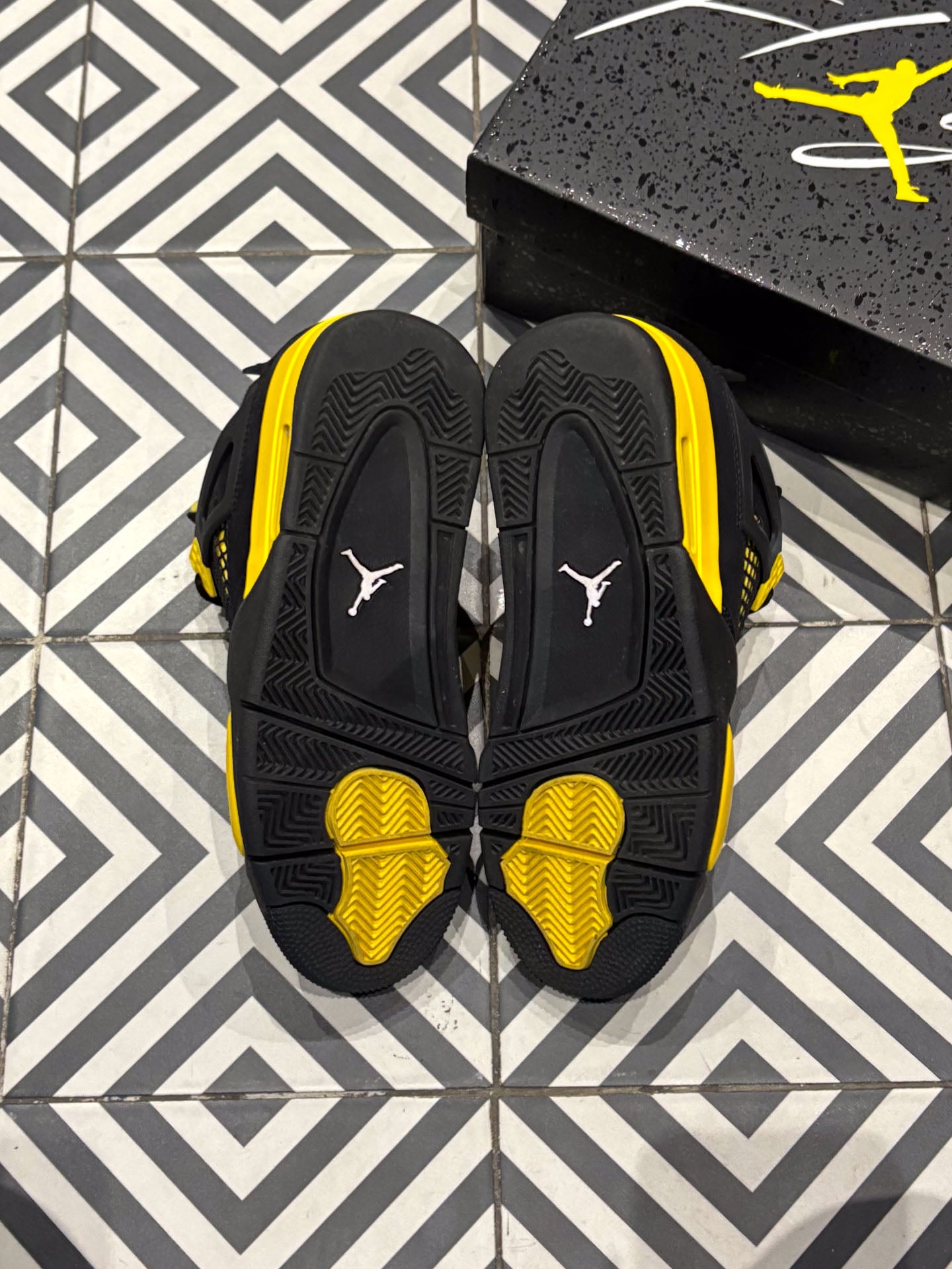 Jordan 4 Thunder (Taille 39)