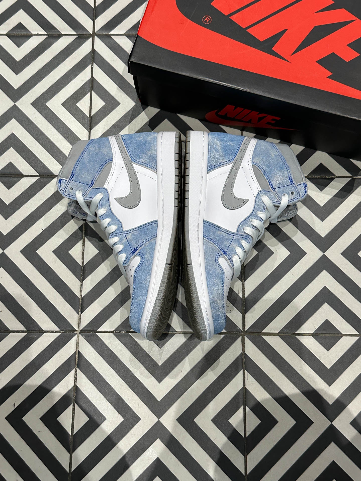Jordan 1 High Hyper Royal (Taille 38)