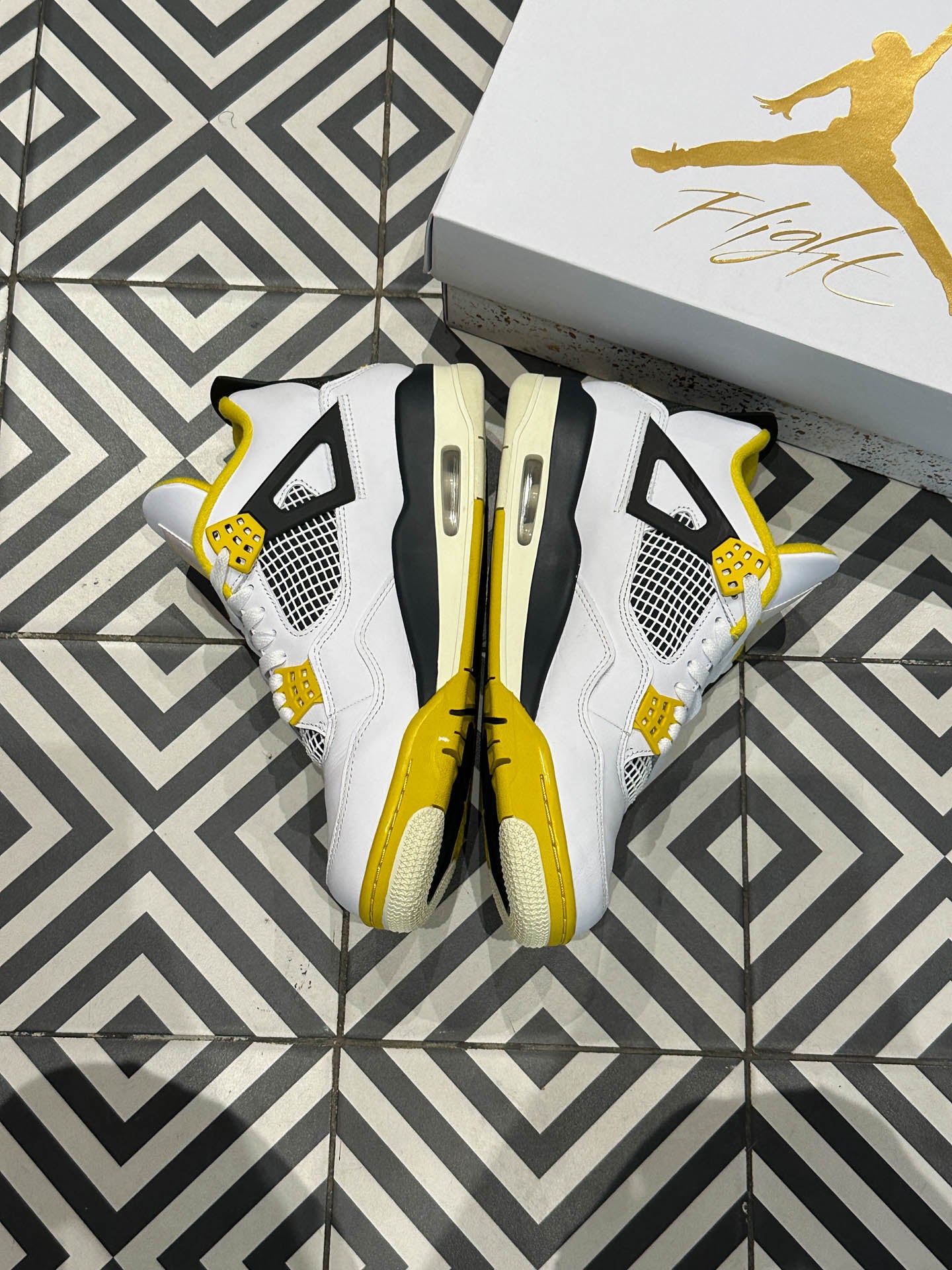 Jordan 4 Vivid Sulfur (Taille 38,5)