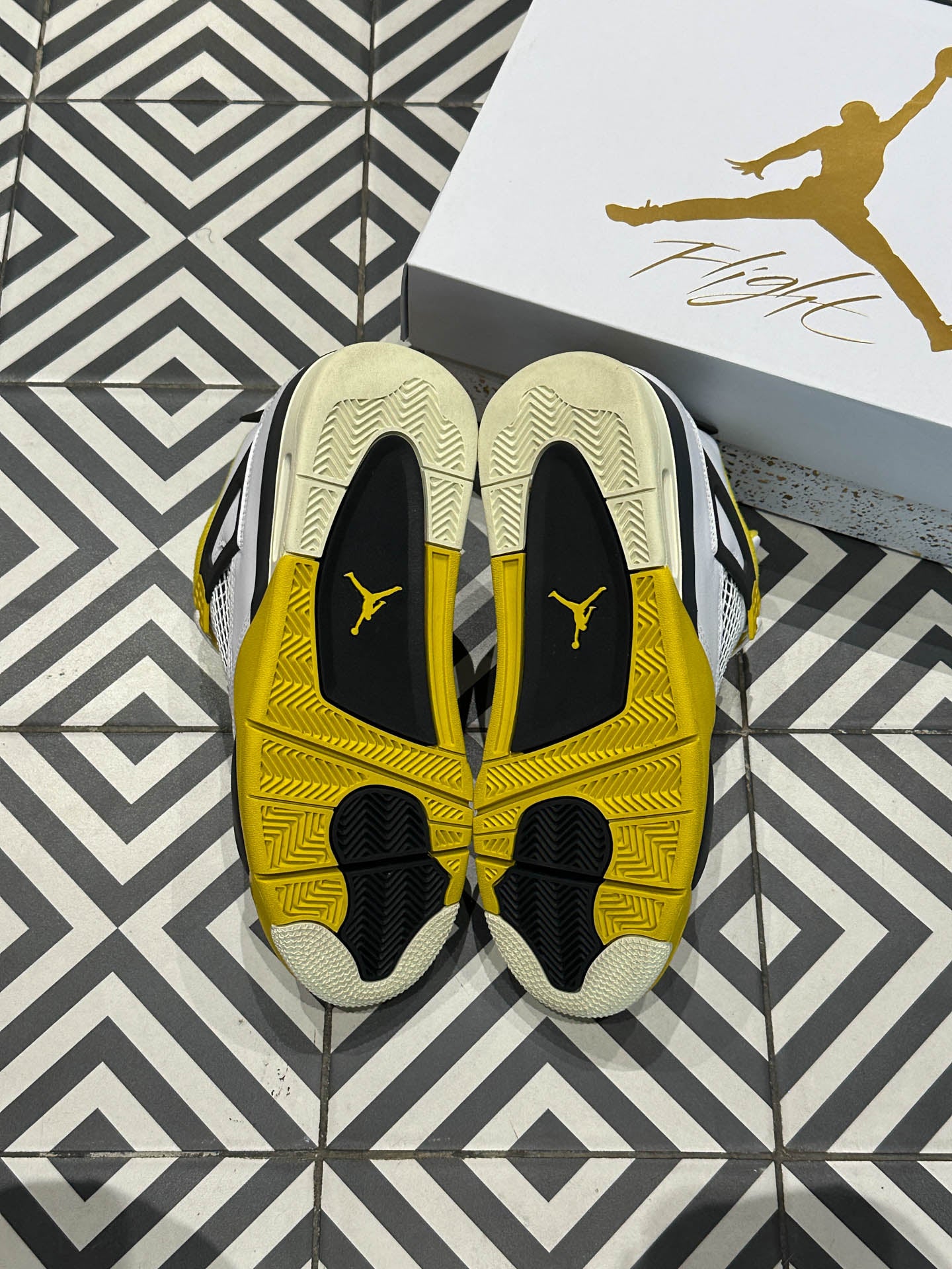 Jordan 4 Vivid Sulfur (Taille 38,5)