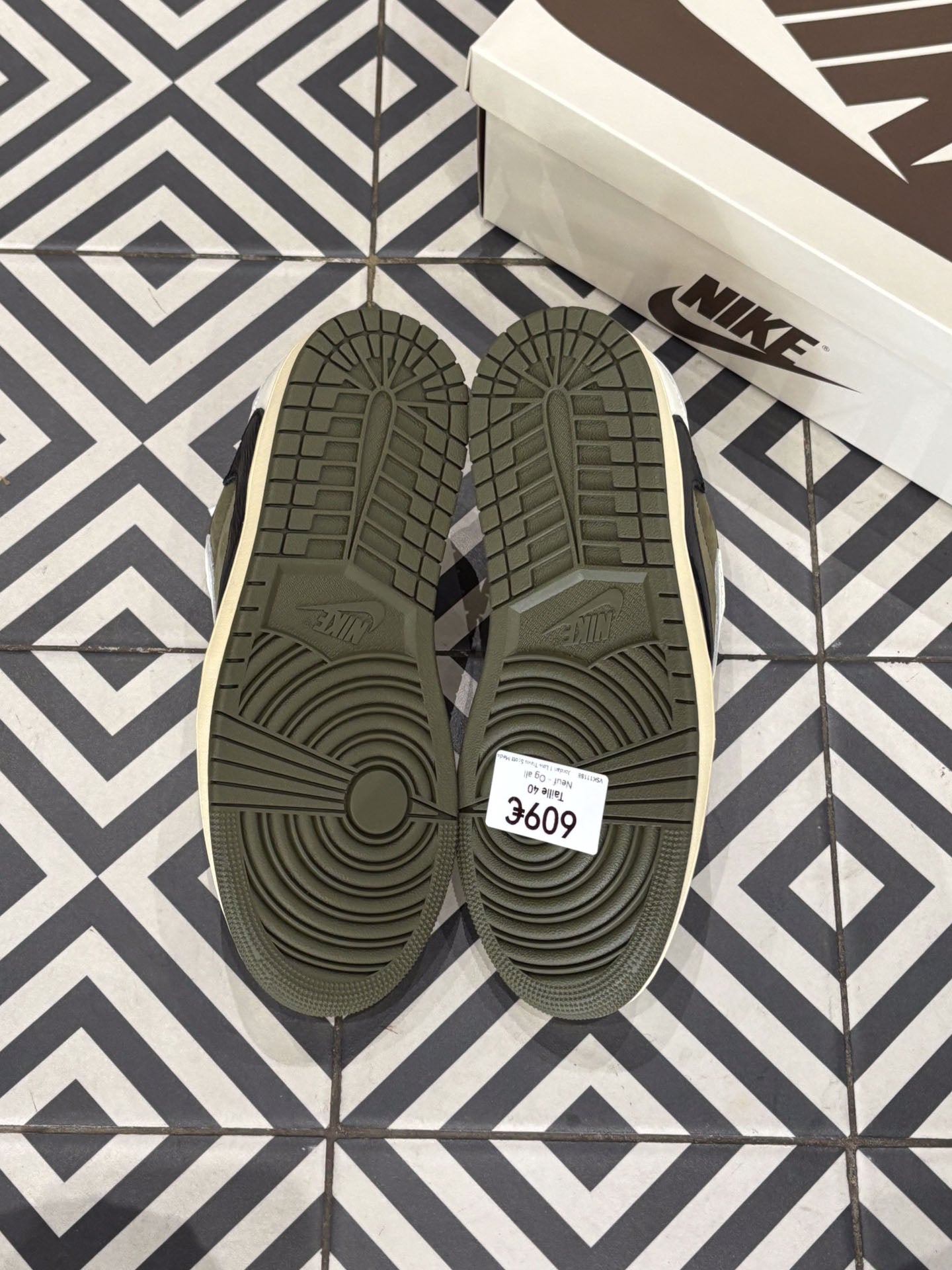 Jordan 1 Low Travis Scott Medium Olive (Taille 40)