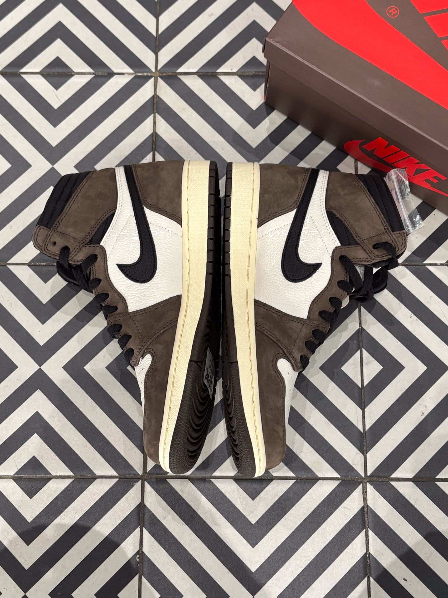 Jordan 1 High Travis Scott Mocha (Taille 42,5)