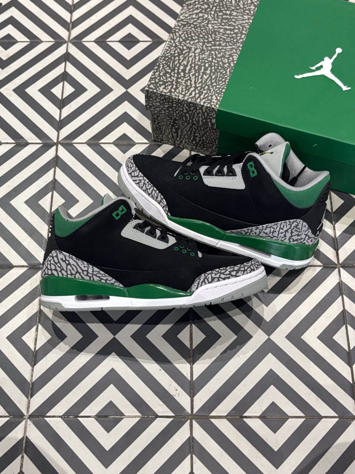 Jordan 3 Pine Green (Taille 42)
