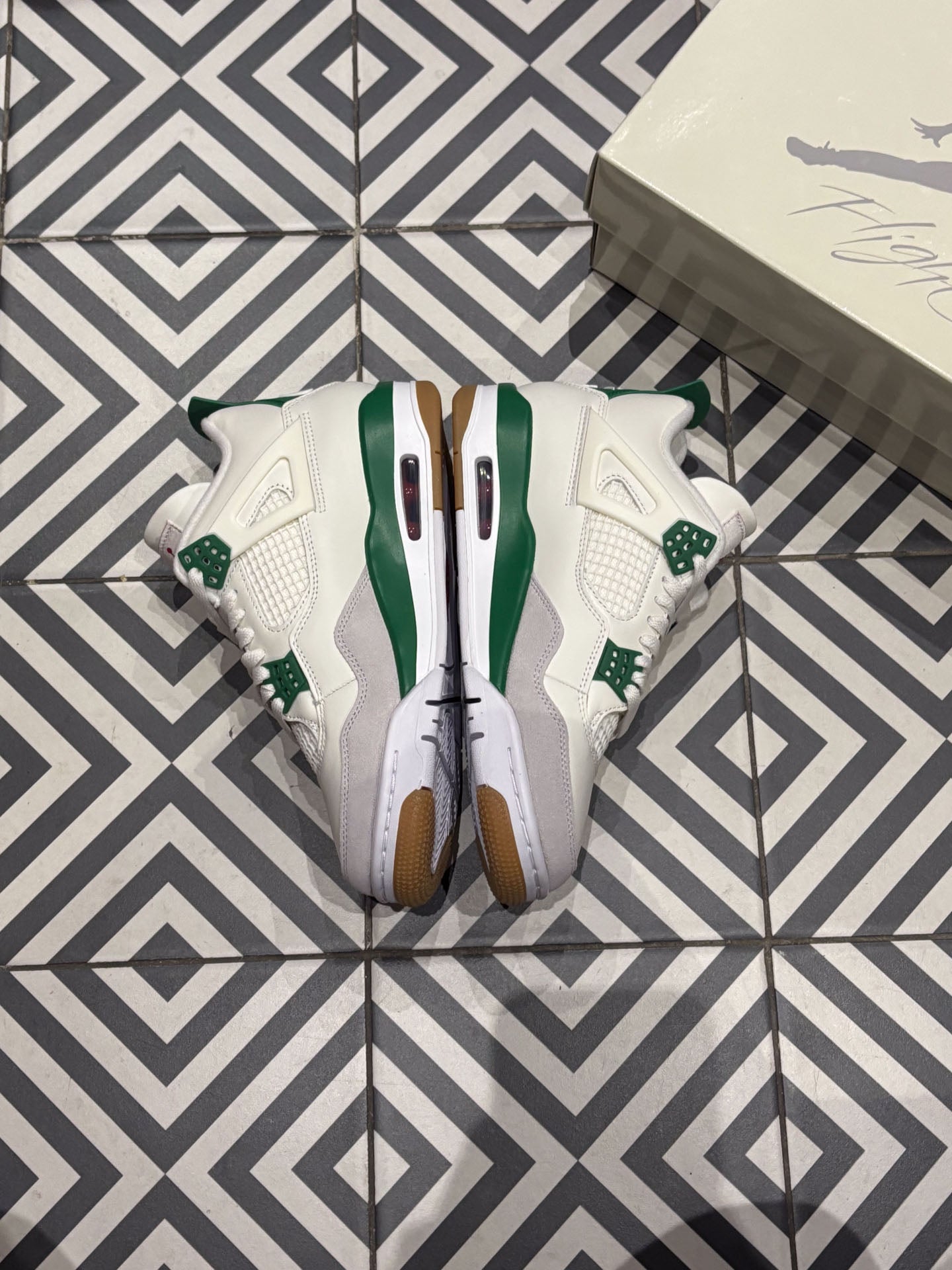 Jordan 4 SB Pine Green (Taille 39)