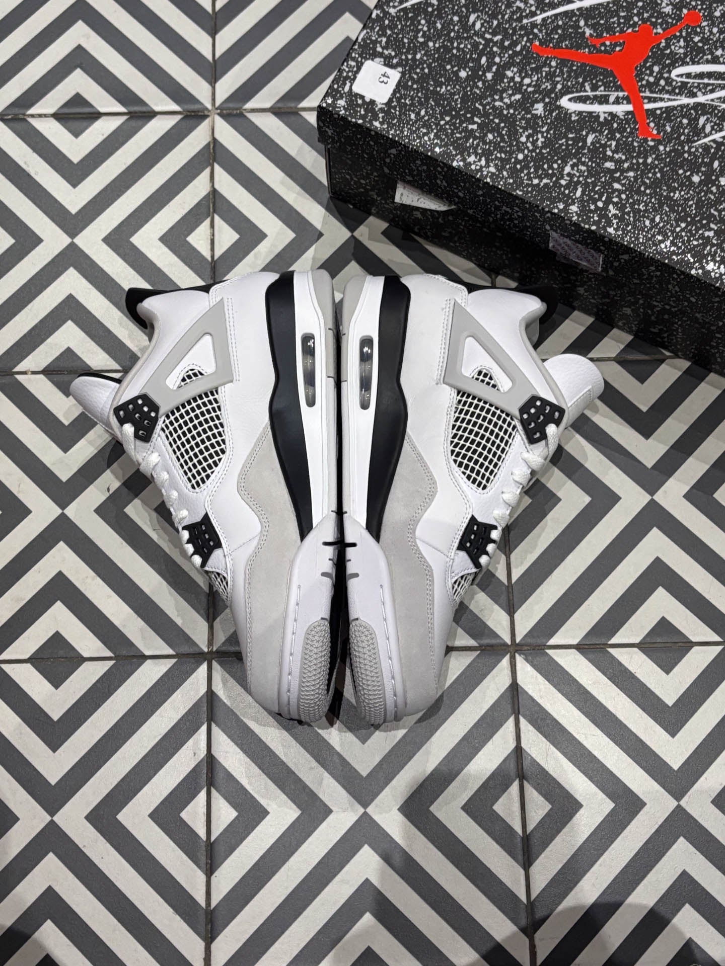 Jordan 4 Military Black (Taille 44,5)