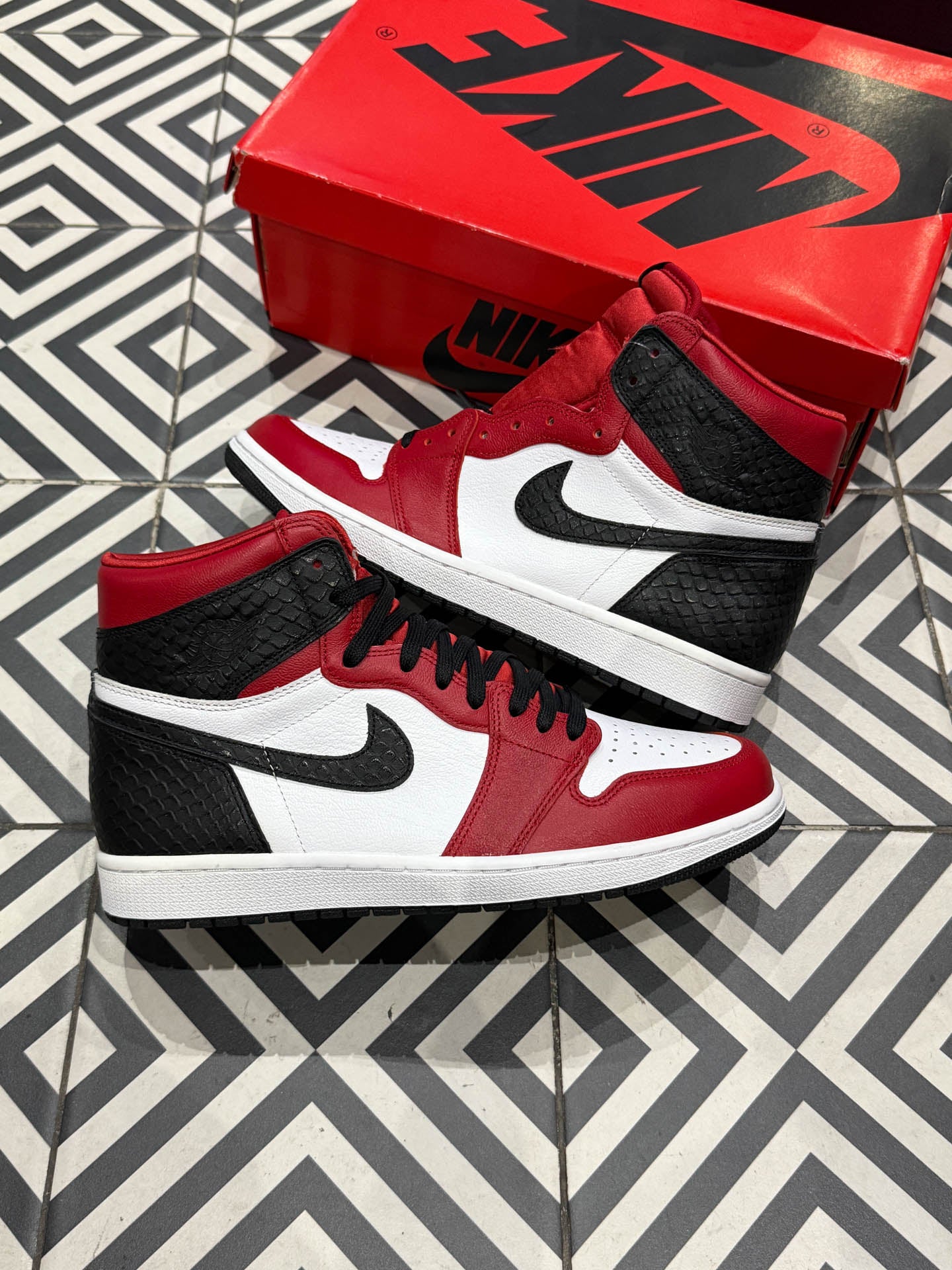 Jordan 1 High Satin Snake (Taille 42,5)
