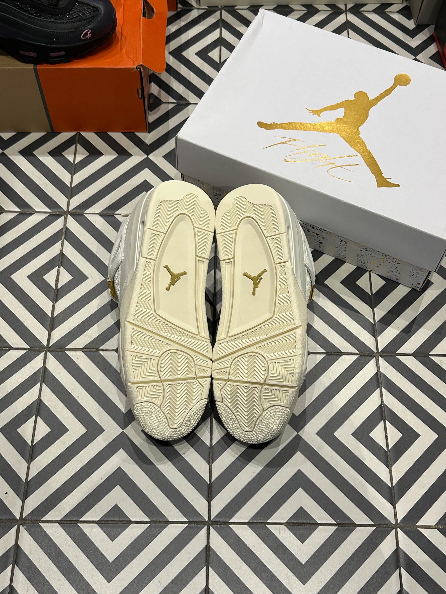 Jordan 4 Metallic Gold (Taille 37,5)