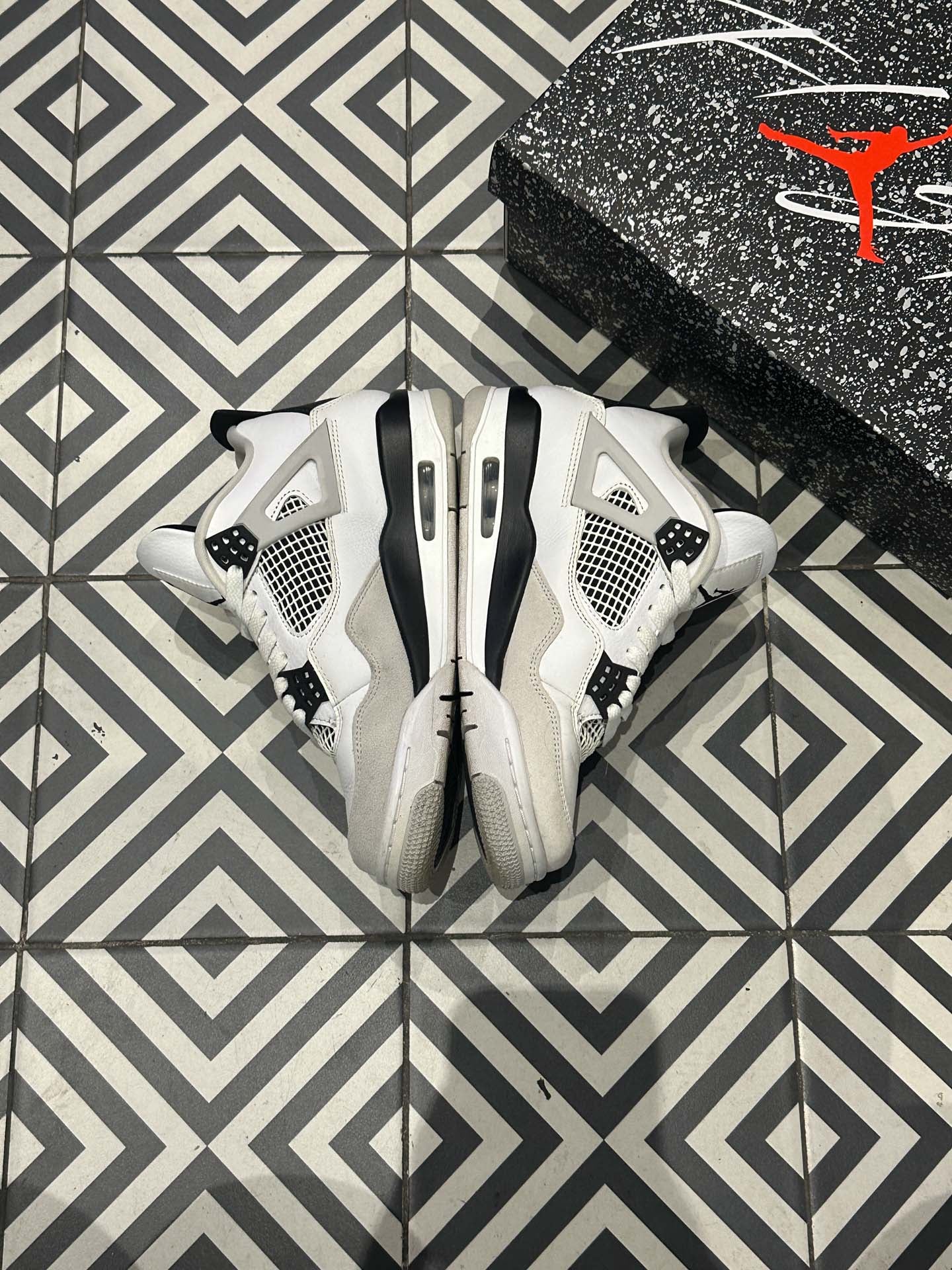 Jordan 4 Military Black (Taille 40)