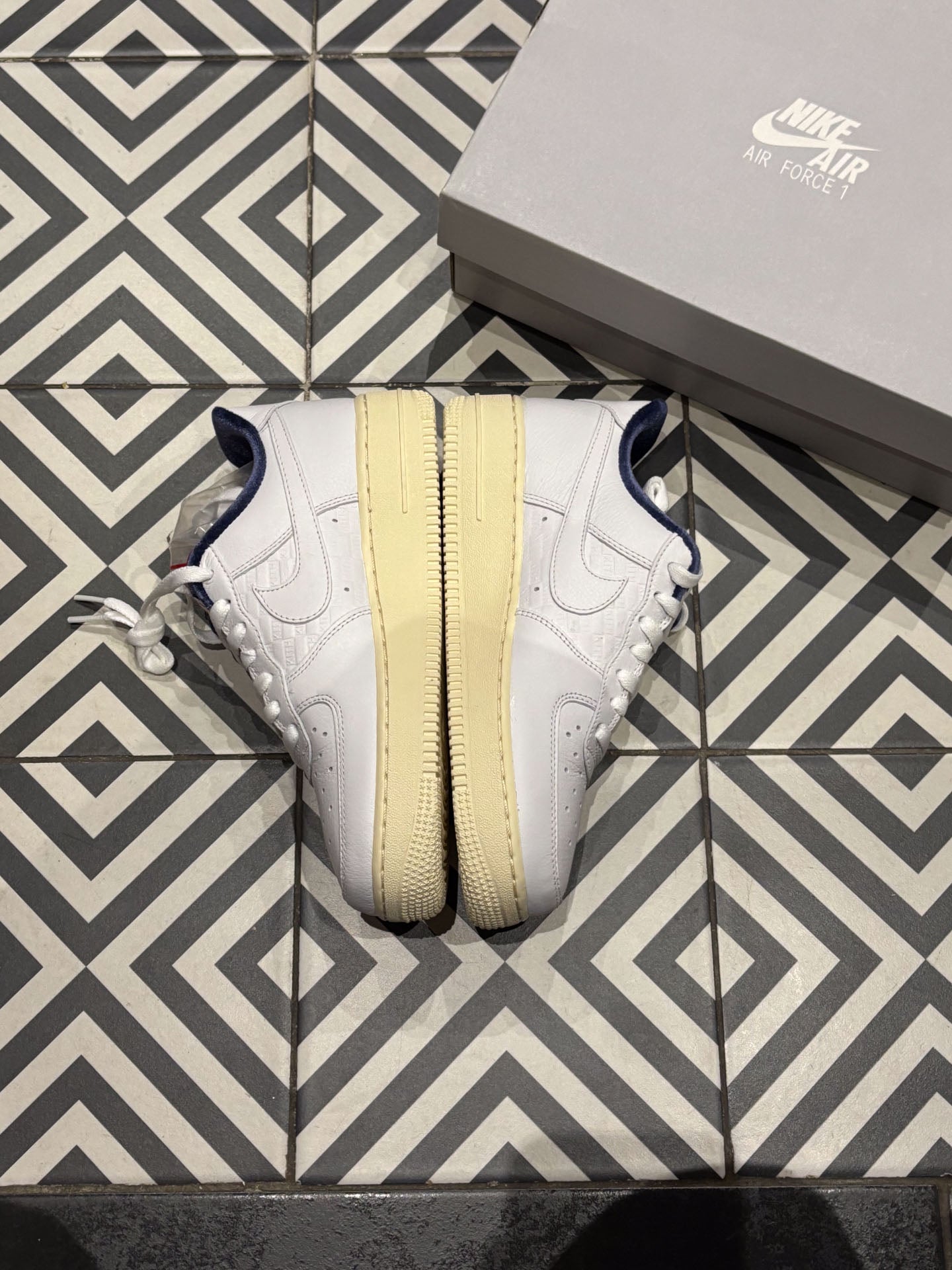 Air Force 1 Kith Paris (Taille 38,5)