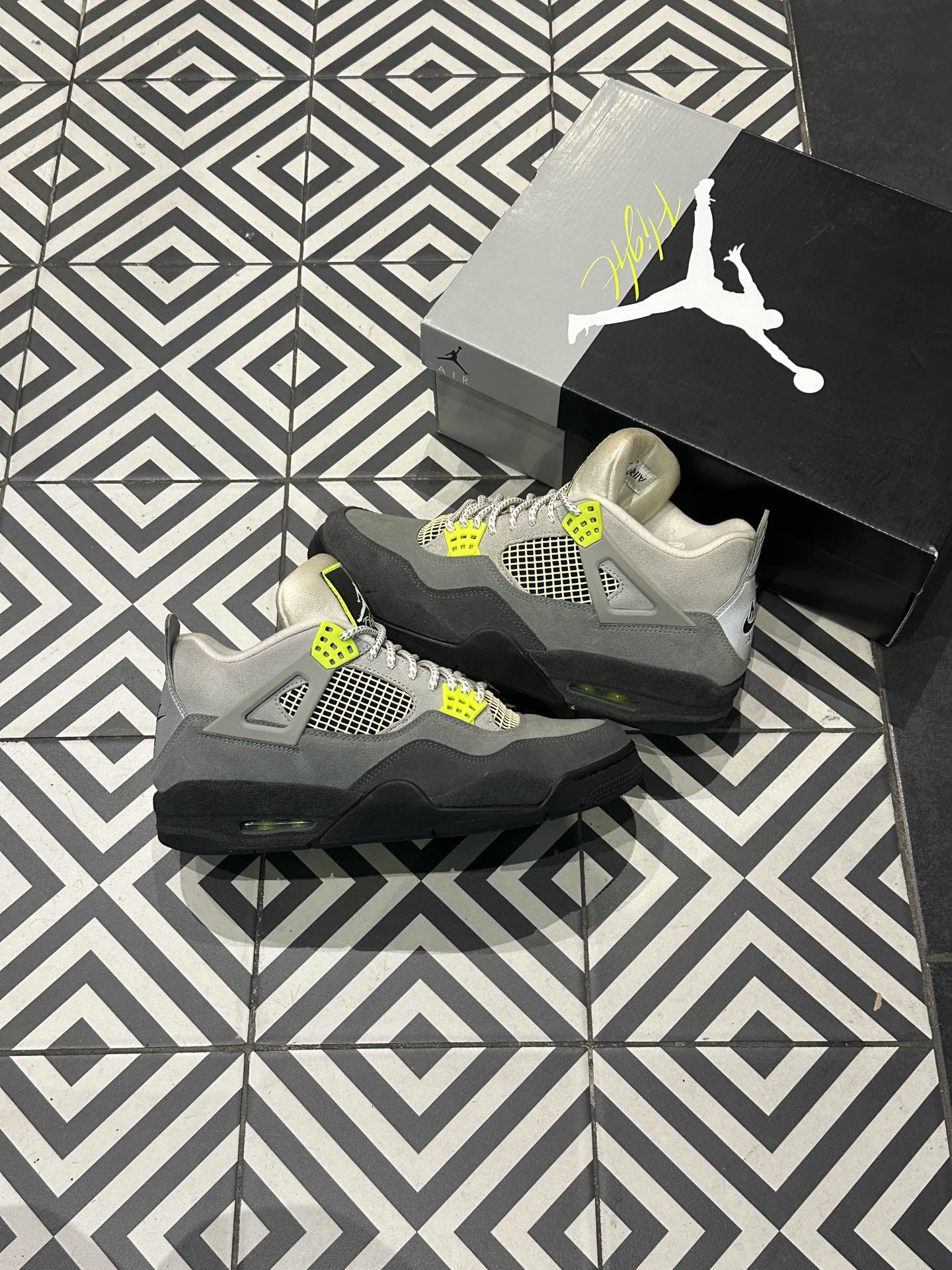 Jordan 4 Neon (Taille 43)