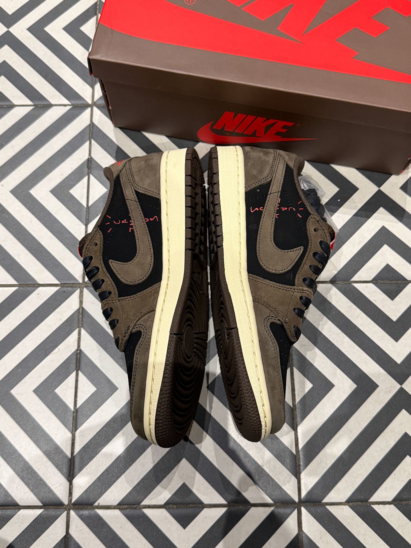 Jordan 1 Low Travis Scott Mocha (Taille 40)