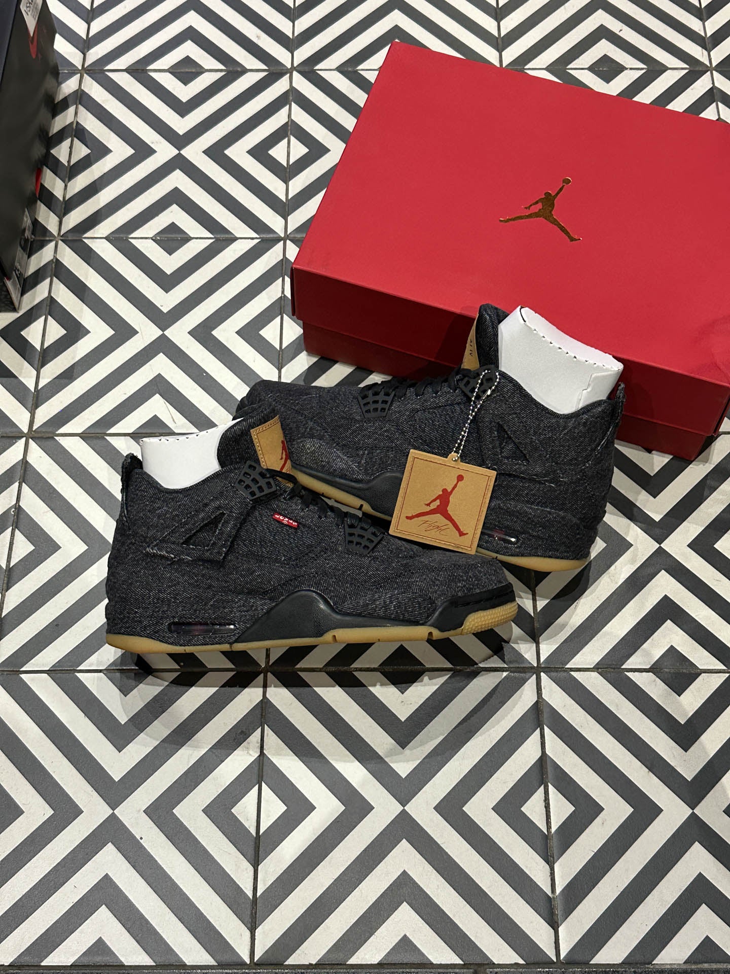 Jordan 4 Levis Black (Taille 42,5)