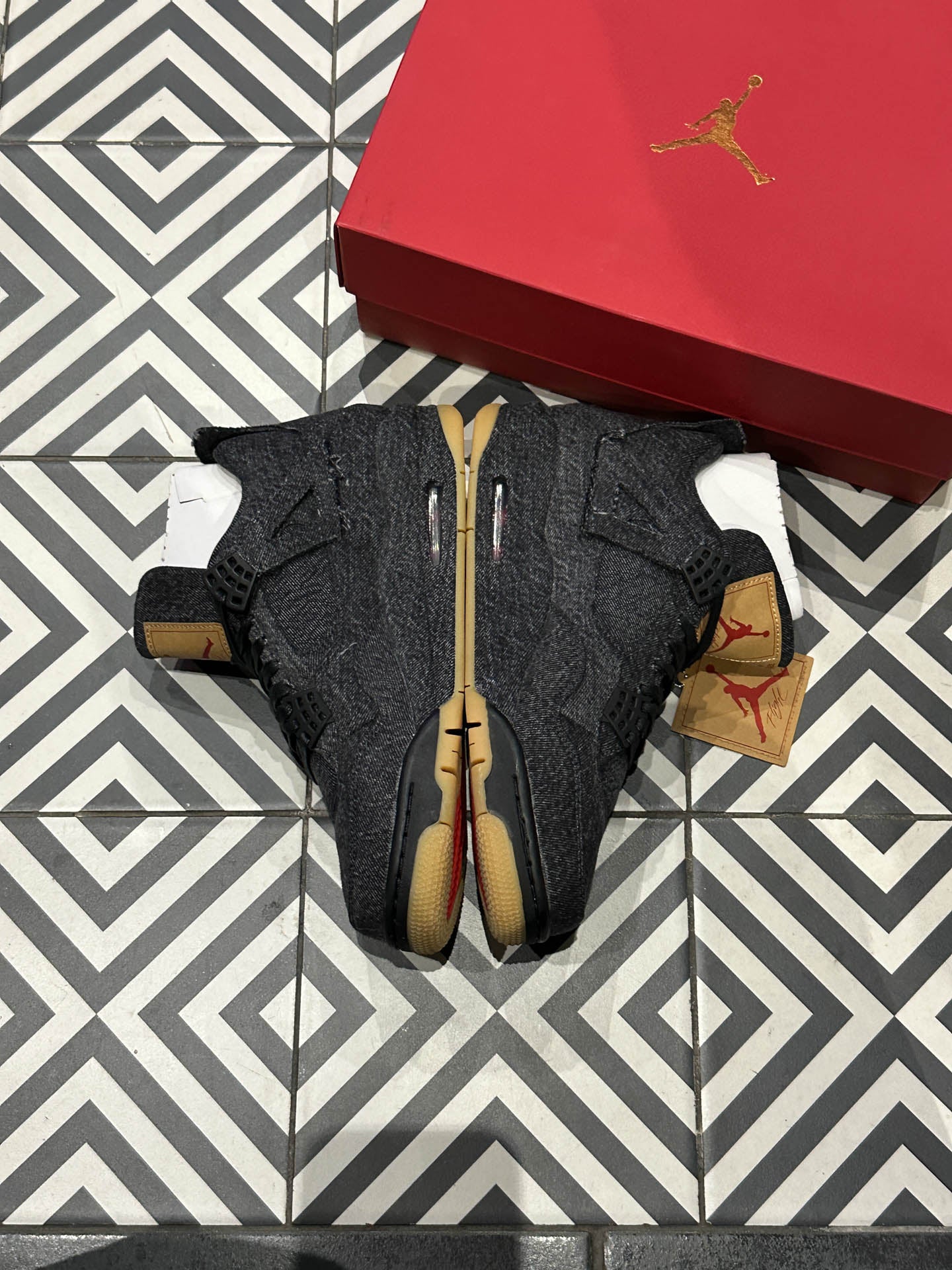 Jordan 4 Levis Black (Taille 42,5)