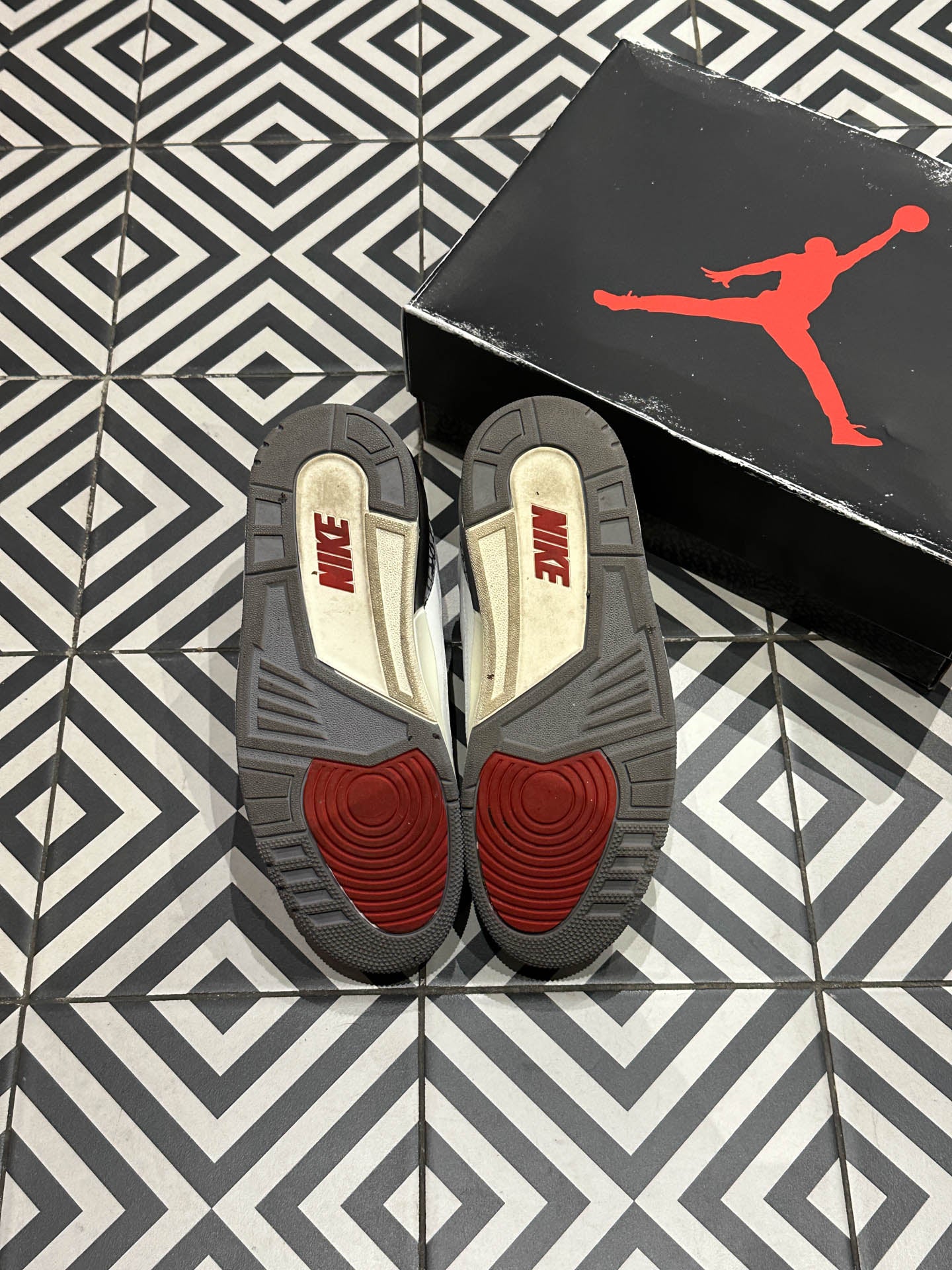 Jordan 3 White Cement Reimagined (Taille 41)